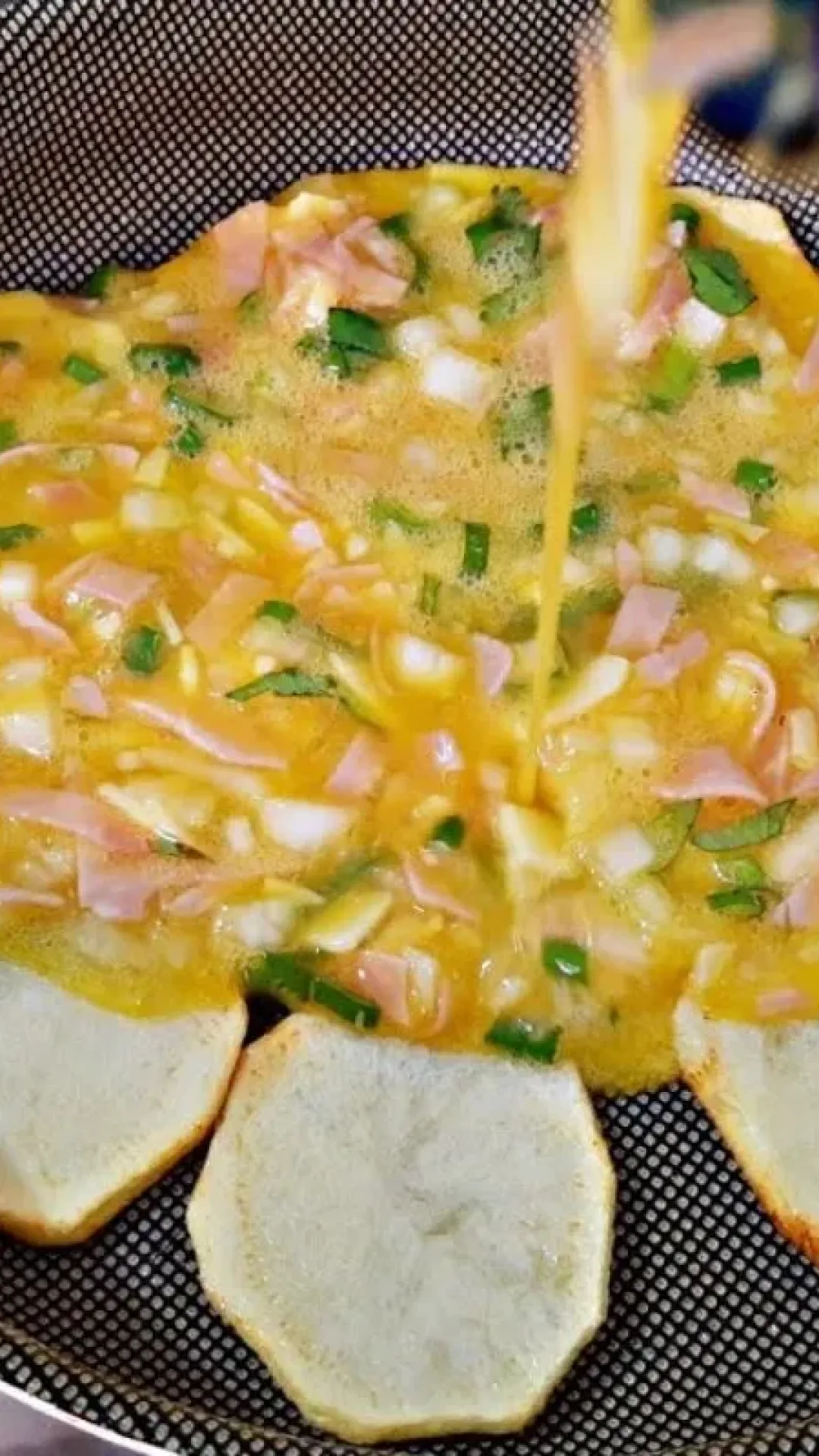 Omelete com batatas simples feito na frigideira que cabe em qualquer refeição