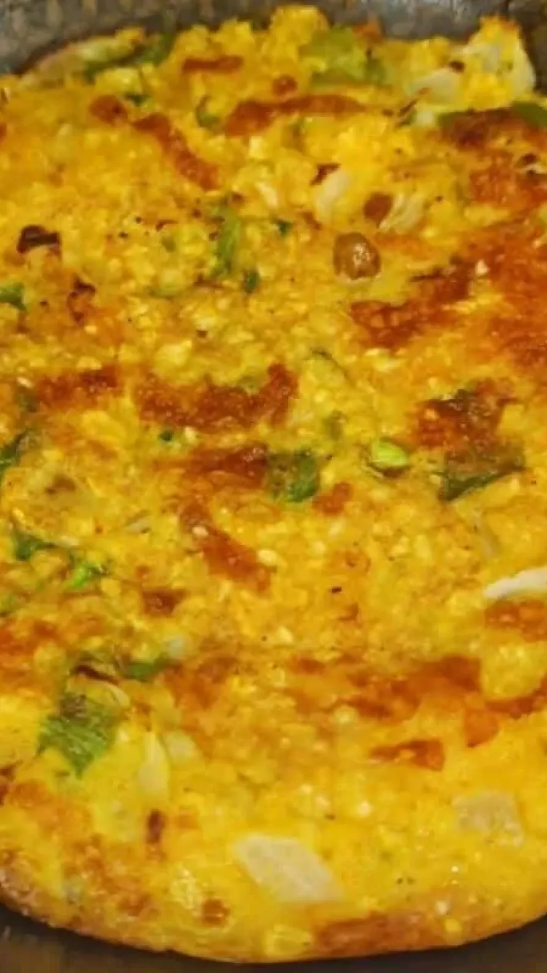 Omelete de flocão de frigideira, que fica pronto rapidamente, para um café da manhã delicioso e nutritivo