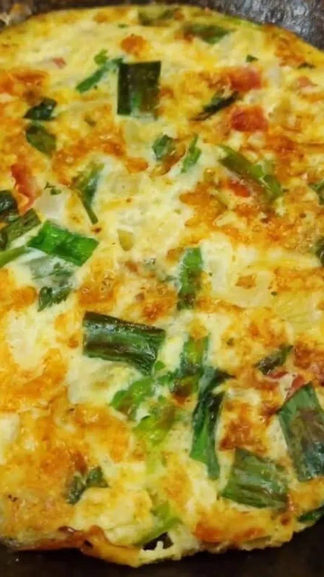 Omelete de queijo de frigideira feito com apenas dois ovos, uma refeição saudável e muito gostosa