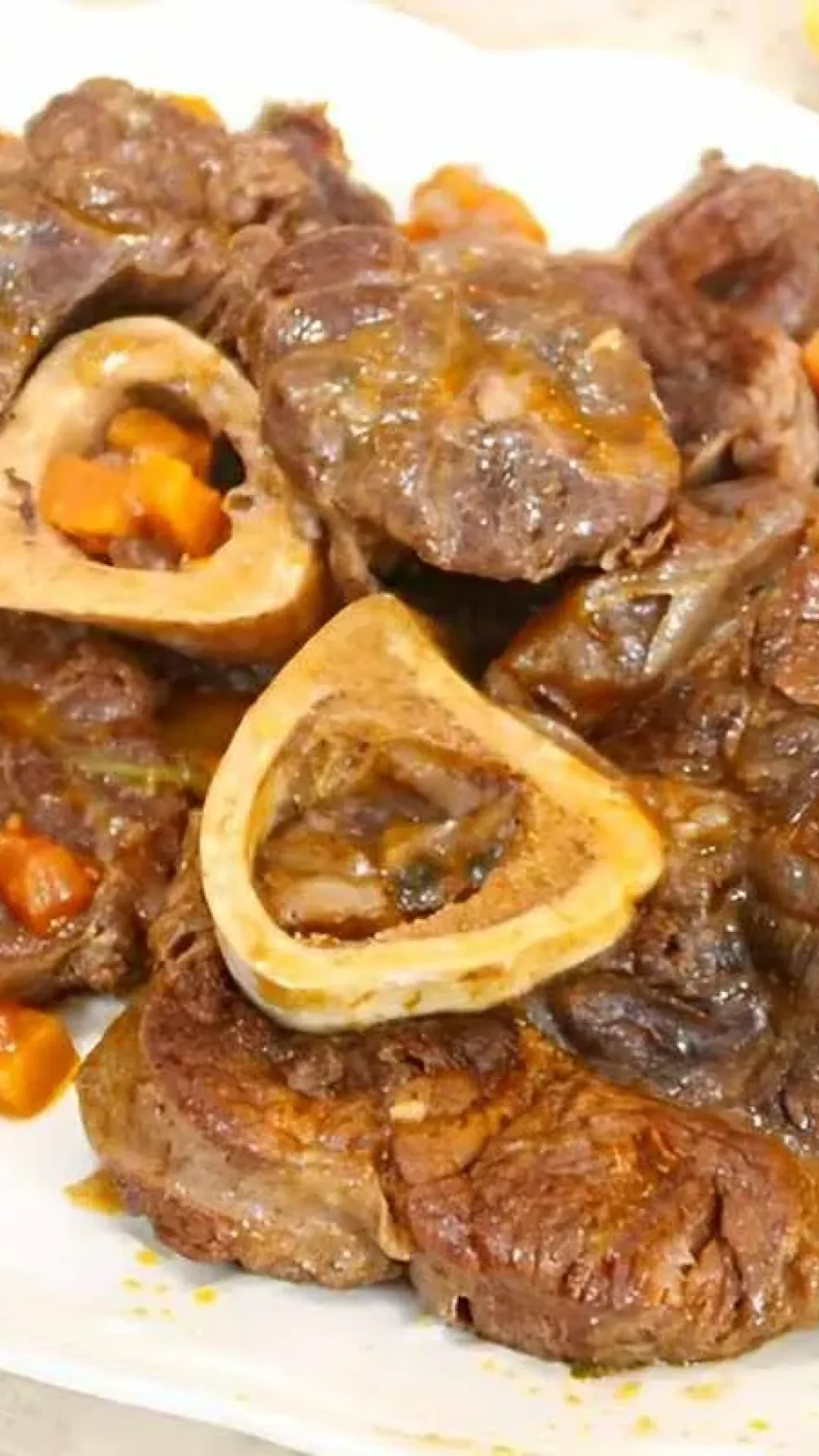 Ossobuco de panela de pressão saboroso e suculento para servir no almoço ou jantar