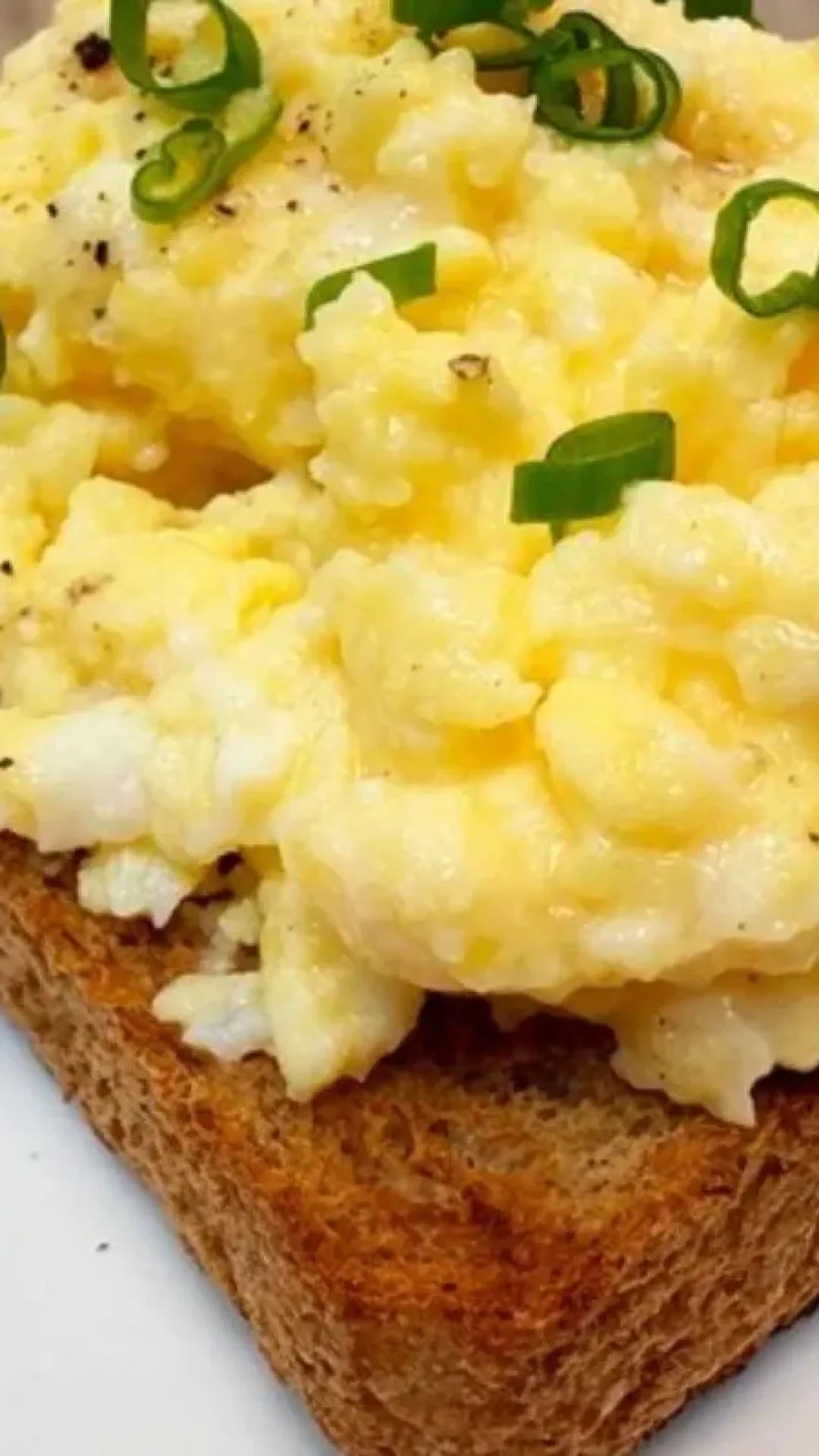 Ovos mexidos de hotel cremosos e perfeitos para transformar o seu café da manhã num momento especial 