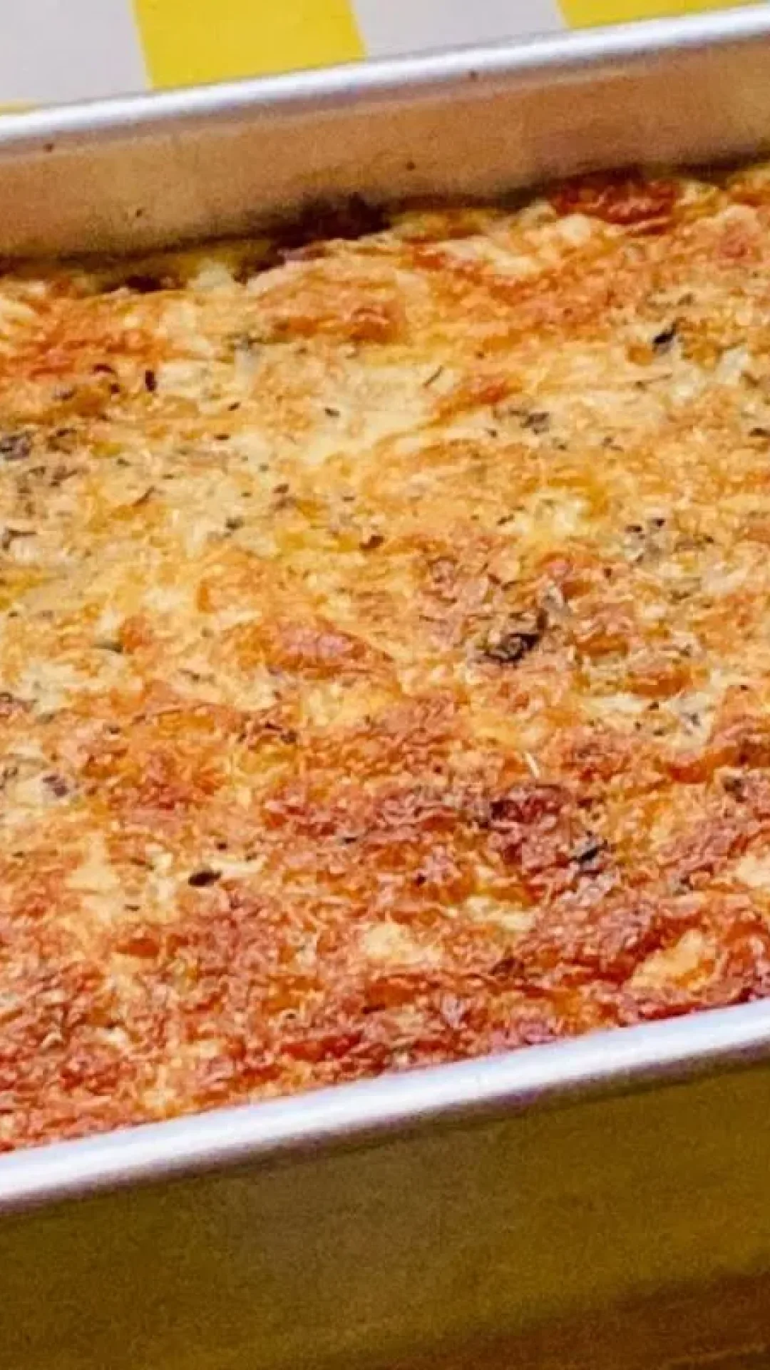 Panqueca de forno com molho e queijo para um jantar rápido e delicioso