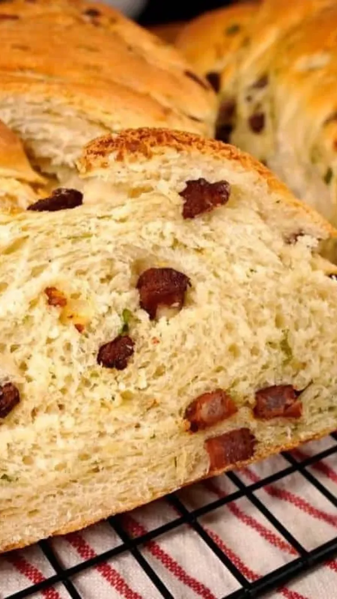 Pão caseiro com bacon que vai surpreender todo mundo na hora do café da tarde