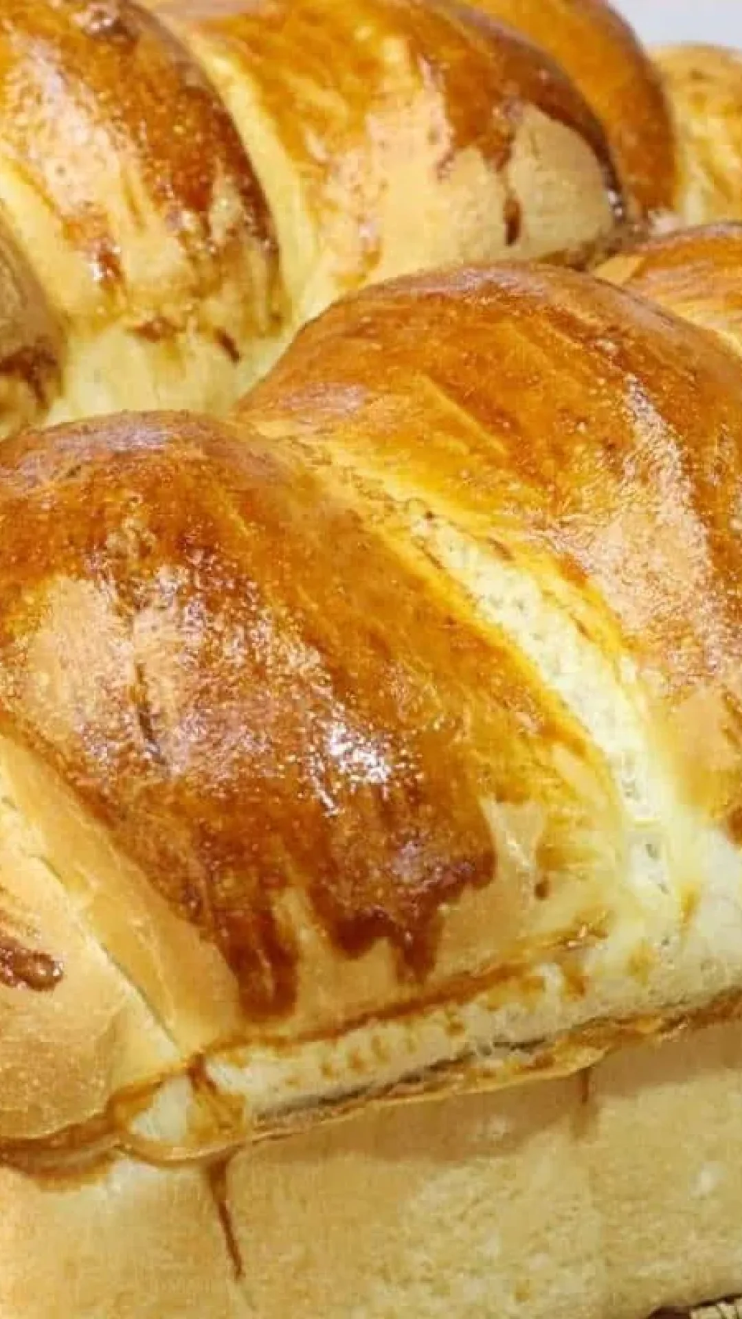 Pão caseiro de água bem fofinho e macio que já sai do forno fatiado