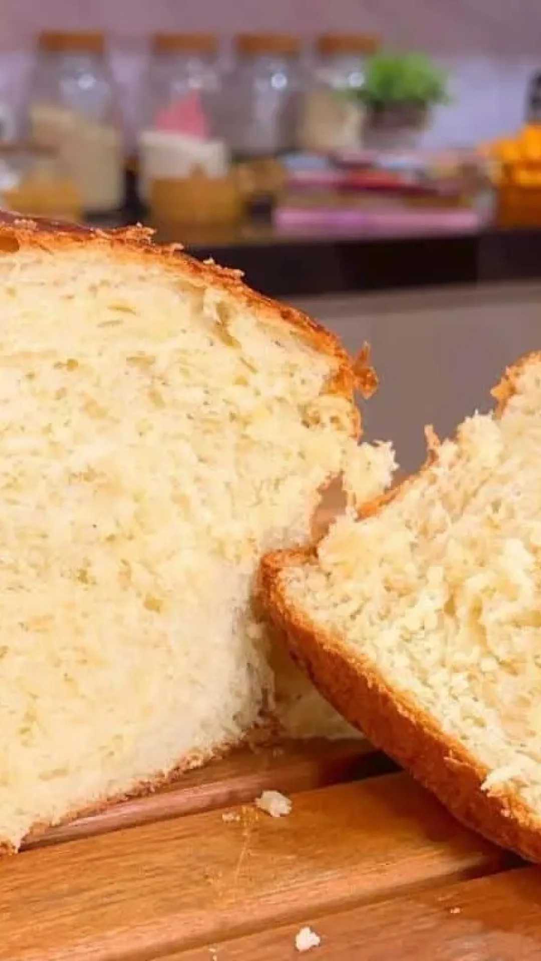 Pão caseiro de batata para comer quentinho com manteiga na hora do café