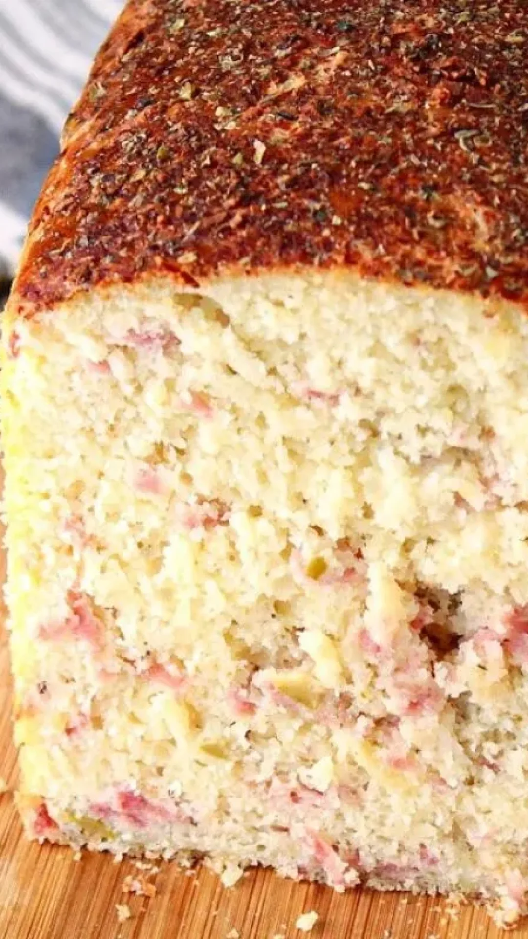 Pão caseiro de calabresa que não precisa de sova e fica bem macio, ideal para o lanche da família