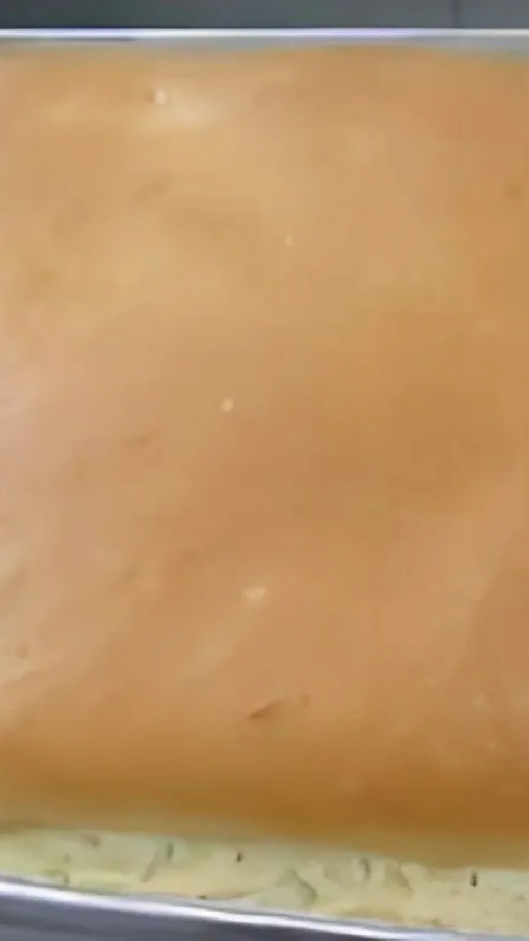 Pão caseiro de massa mole na forma de bolo é só misturar os ingredientes colocar na forma e assar