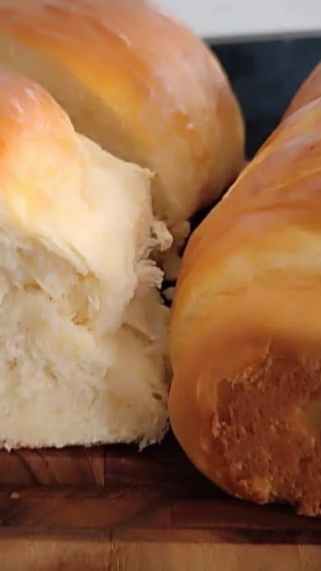 Pão caseiro fofinho da roça para comer ainda quentinho na hora do café