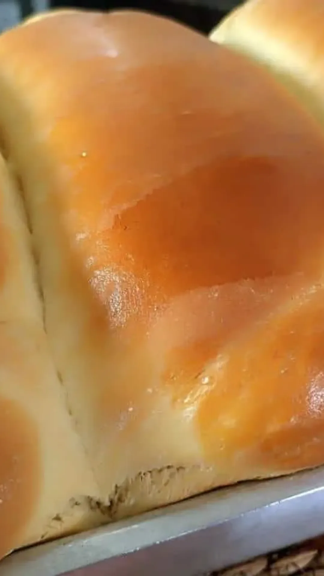 Pão caseiro fofinho para comer quentinho com manteiga e um café fresquinho