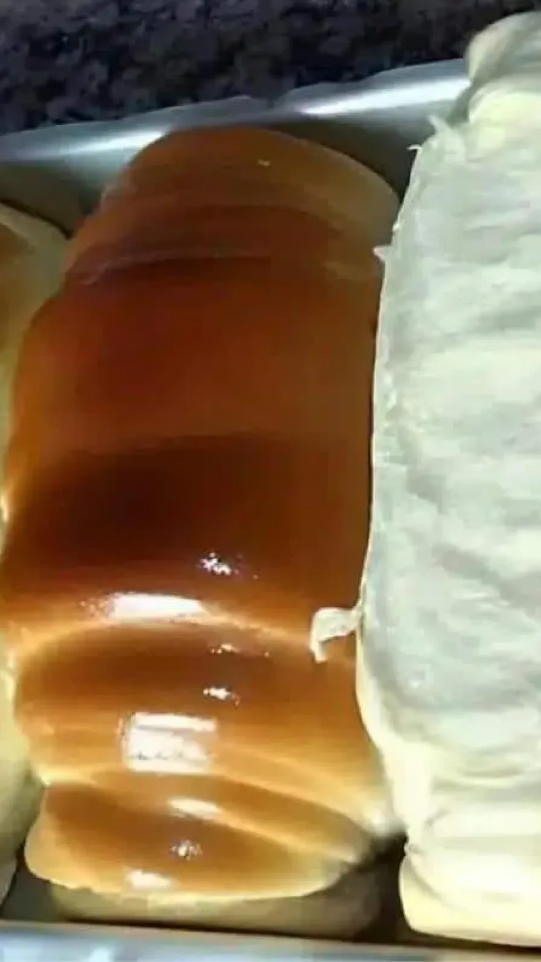 Pão caseiro grande que fica super fofinho e macio para acompanhar com um café quentinho