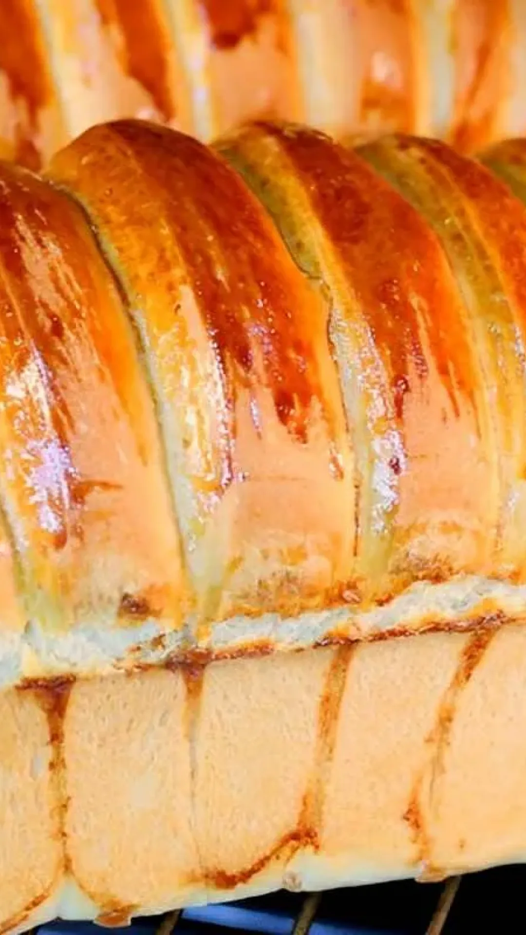 Pão caseiro que já sai recheado do forno para arrasar no lanche da tarde