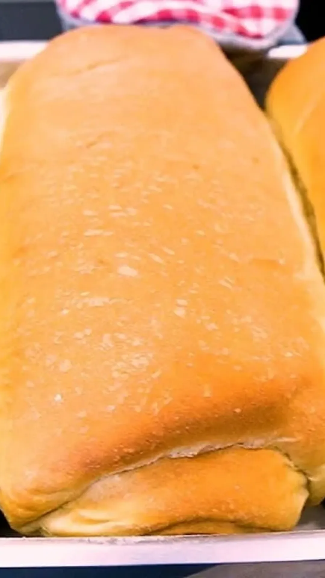 Pão caseiro que não leva ovo macio e fofinho para servir quentinho com manteiga