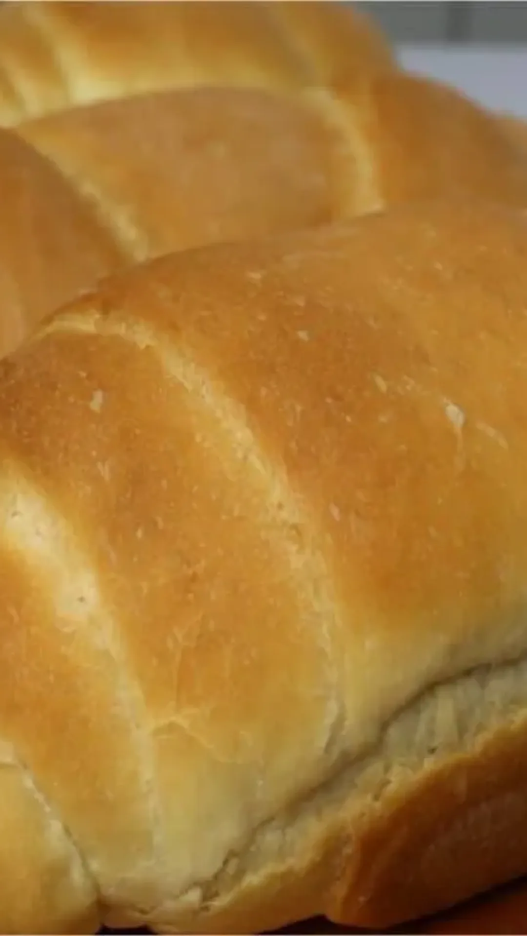 Pão caseiro quentinho e macio para saborear no lanche da tarde com um cafezinho