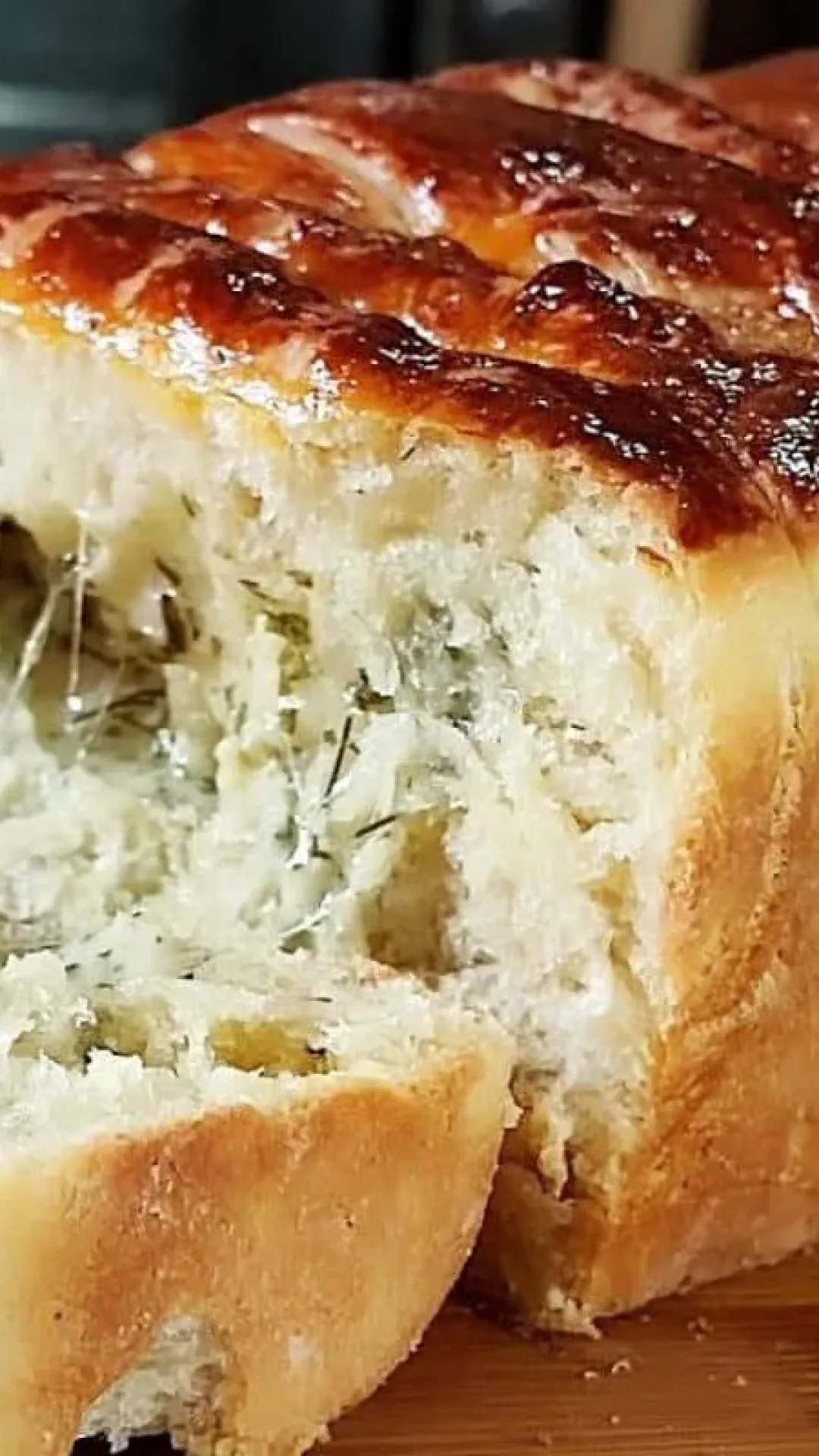 Pão caseiro recheado que vai ser uma surpresa quando você começar a fatiar