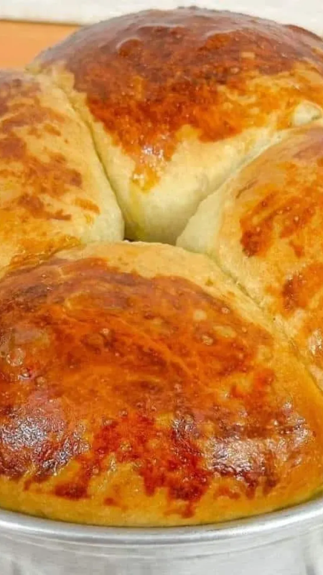 Pão caseiro sem leite fofinho para o café da manhã ou da tarde