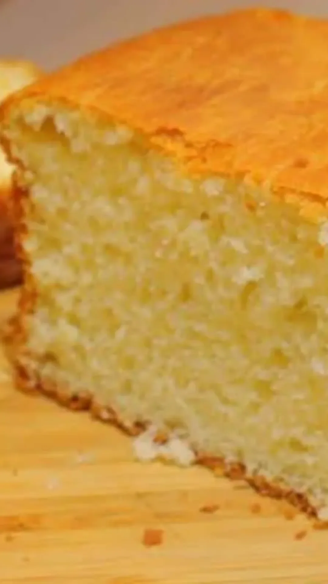Pão caseiro sem sovar para saborear com manteiga derretendo e café quentinho