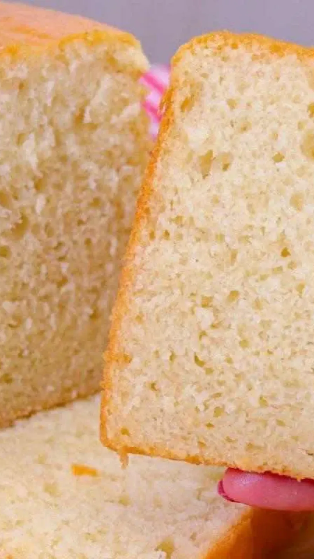 Pão caseiro simples para comer bem quentinho com manteiga derretendo na hora do café