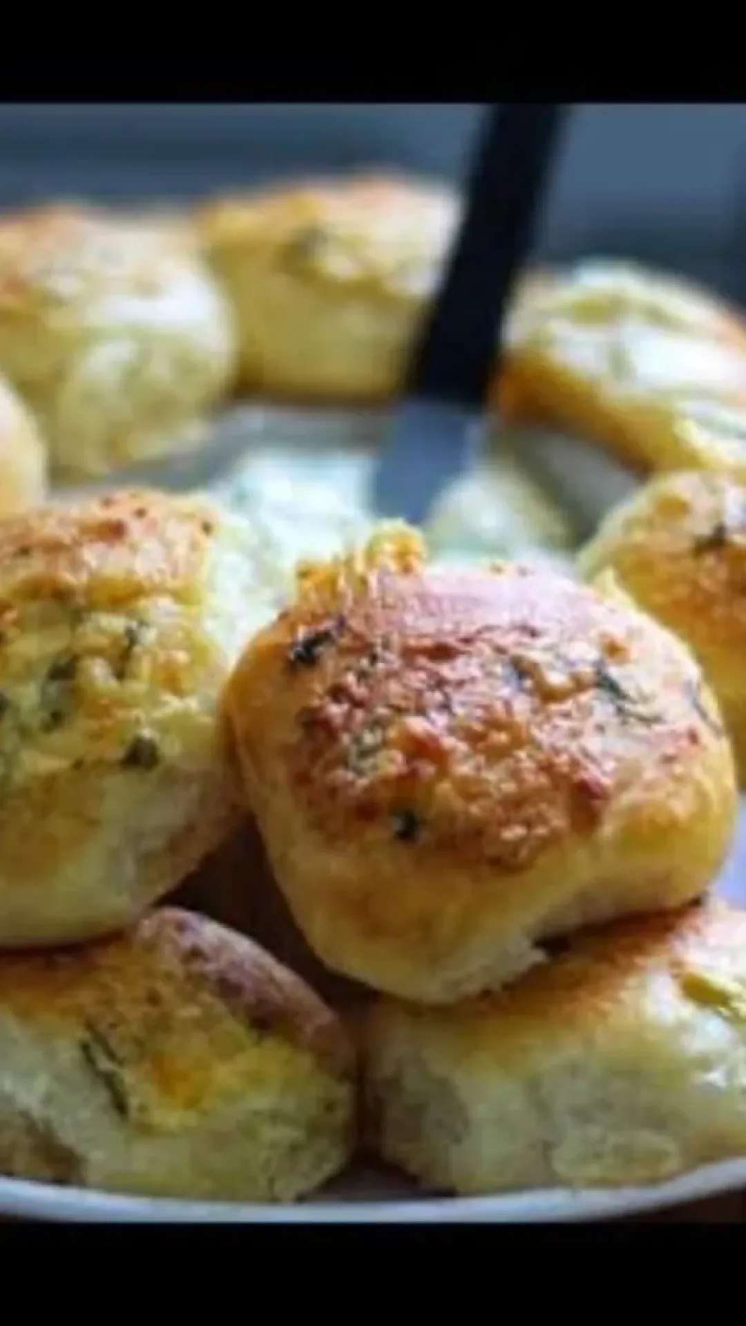 Pão de alho caseiro feito com um creme especial e muito queijo derretido, para assar e receber muitos elogios
