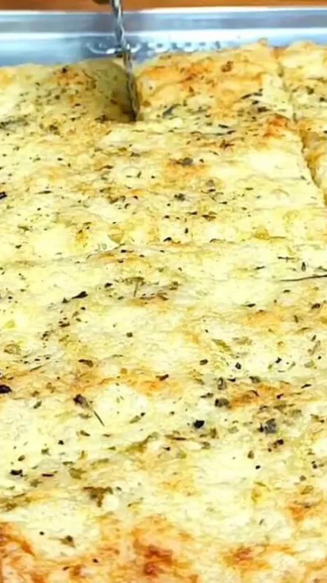 Pão de alho caseiro feito na assadeira uma opção que serve de lanche e fica uma delícia