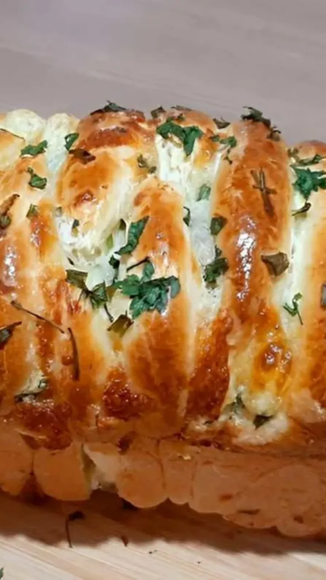 Pão de alho caseiro que já sai fatiado do forno e fica muito saboroso