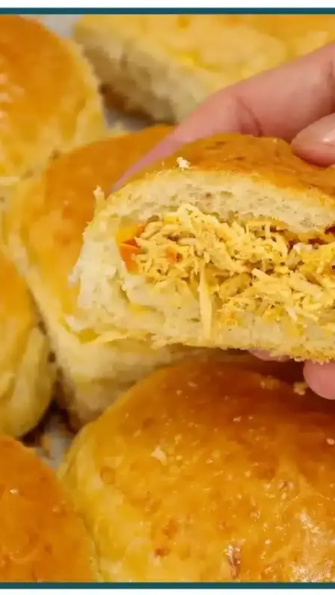 Pão de batata com frango bem recheado e com uma massa divina que derrete na boca