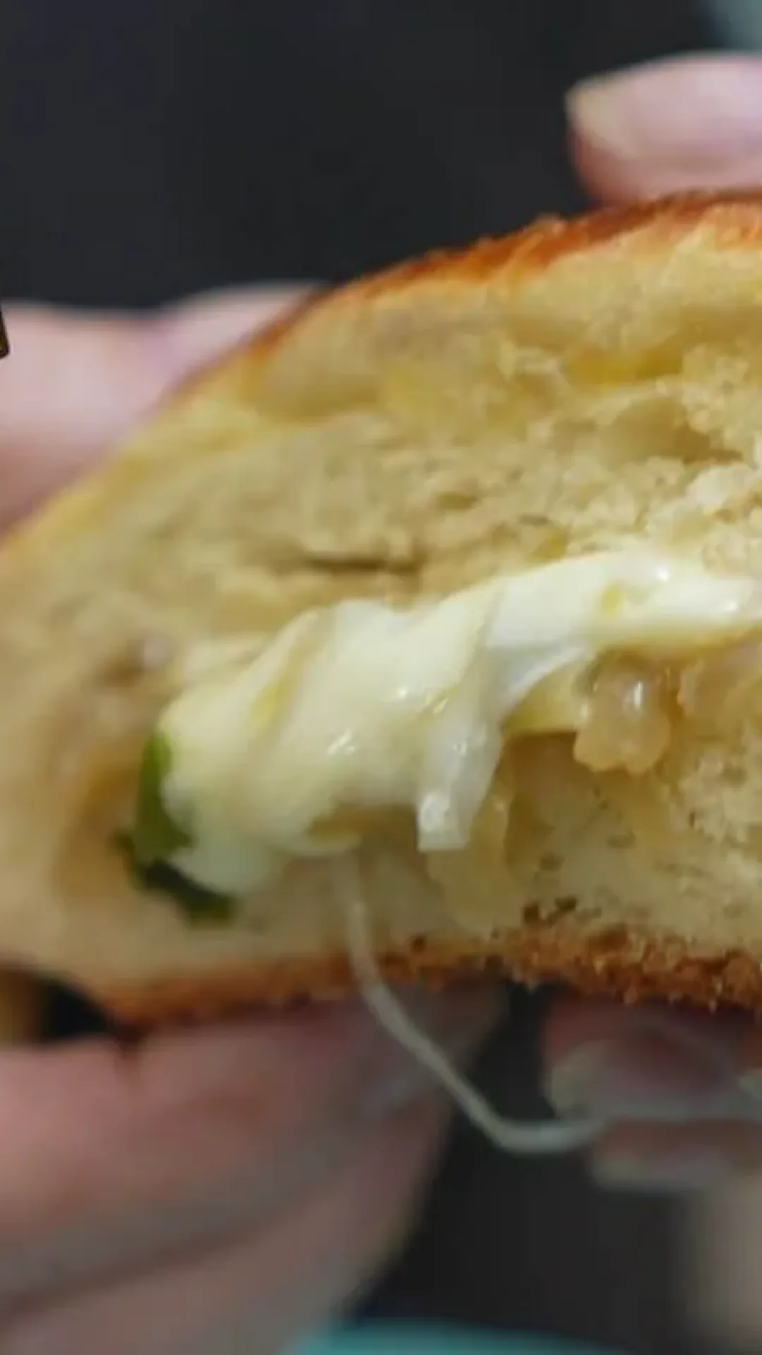 Pão de cebola recheado que fica leve, saboroso e é perfeito pra lanche ou café da manhã