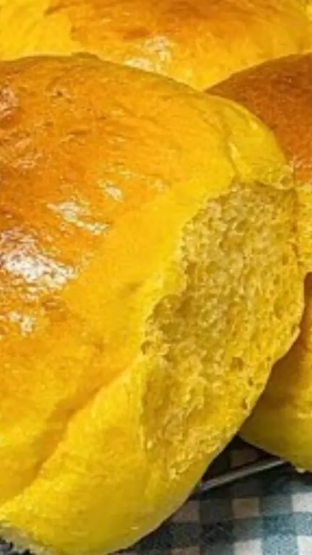 Pão de cenoura tão fofinho que parece uma nuvem, fácil de fazer e perfeito para o seu café