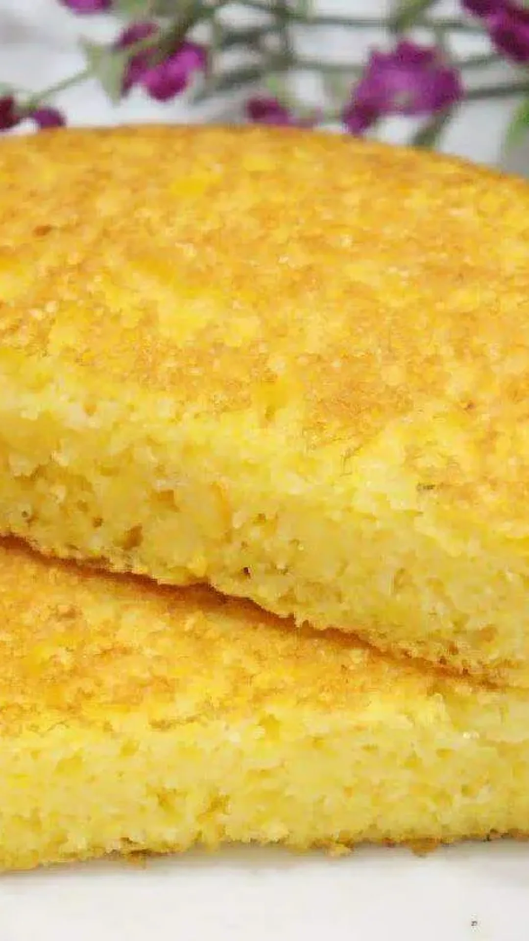 Pão de cuscuz feito na frigideira para substituir o pão francês na hora do café