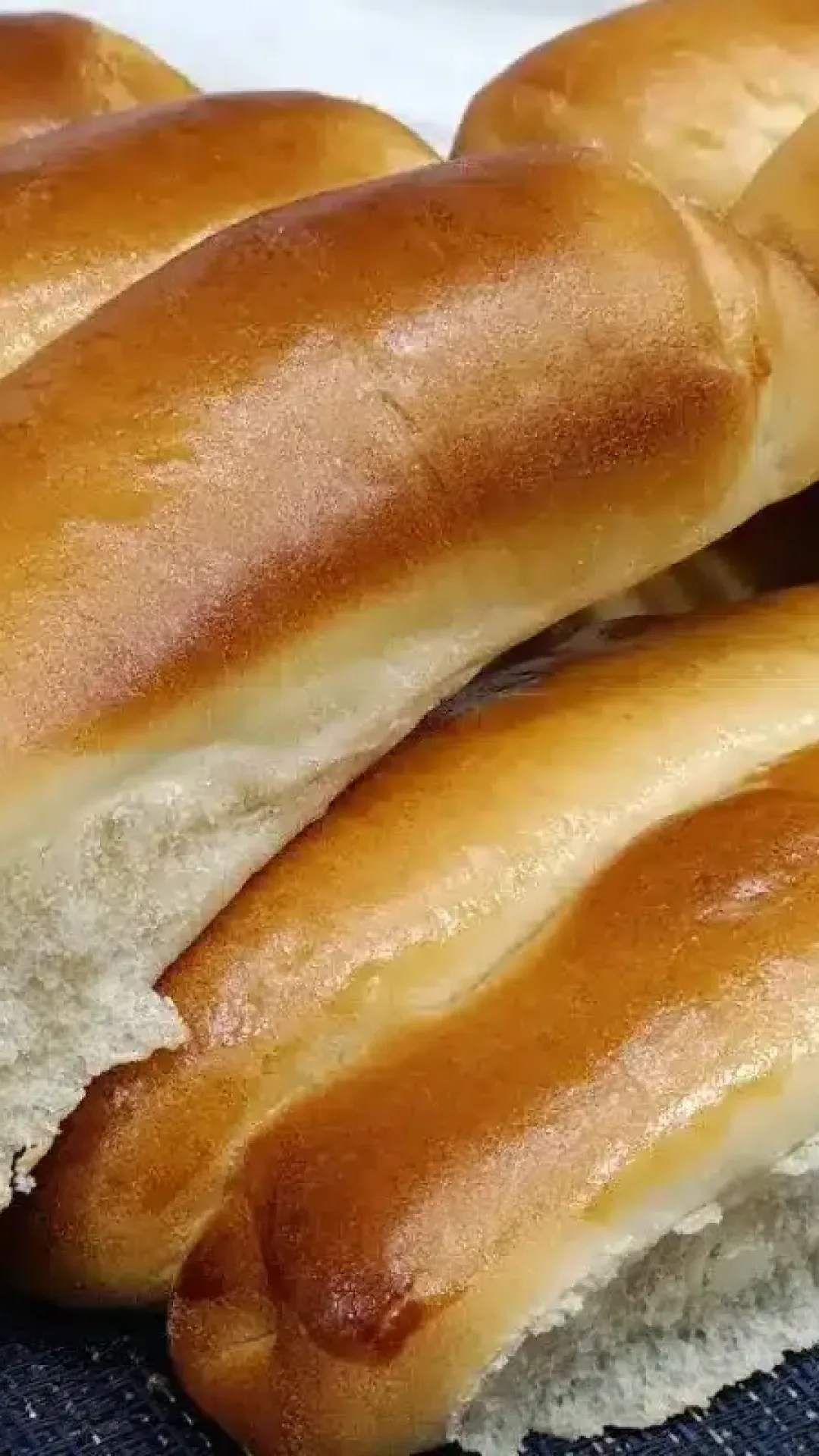 Pão de hot dog super macio e fofinho para você fazer o seu próprio cachorro quente em casa