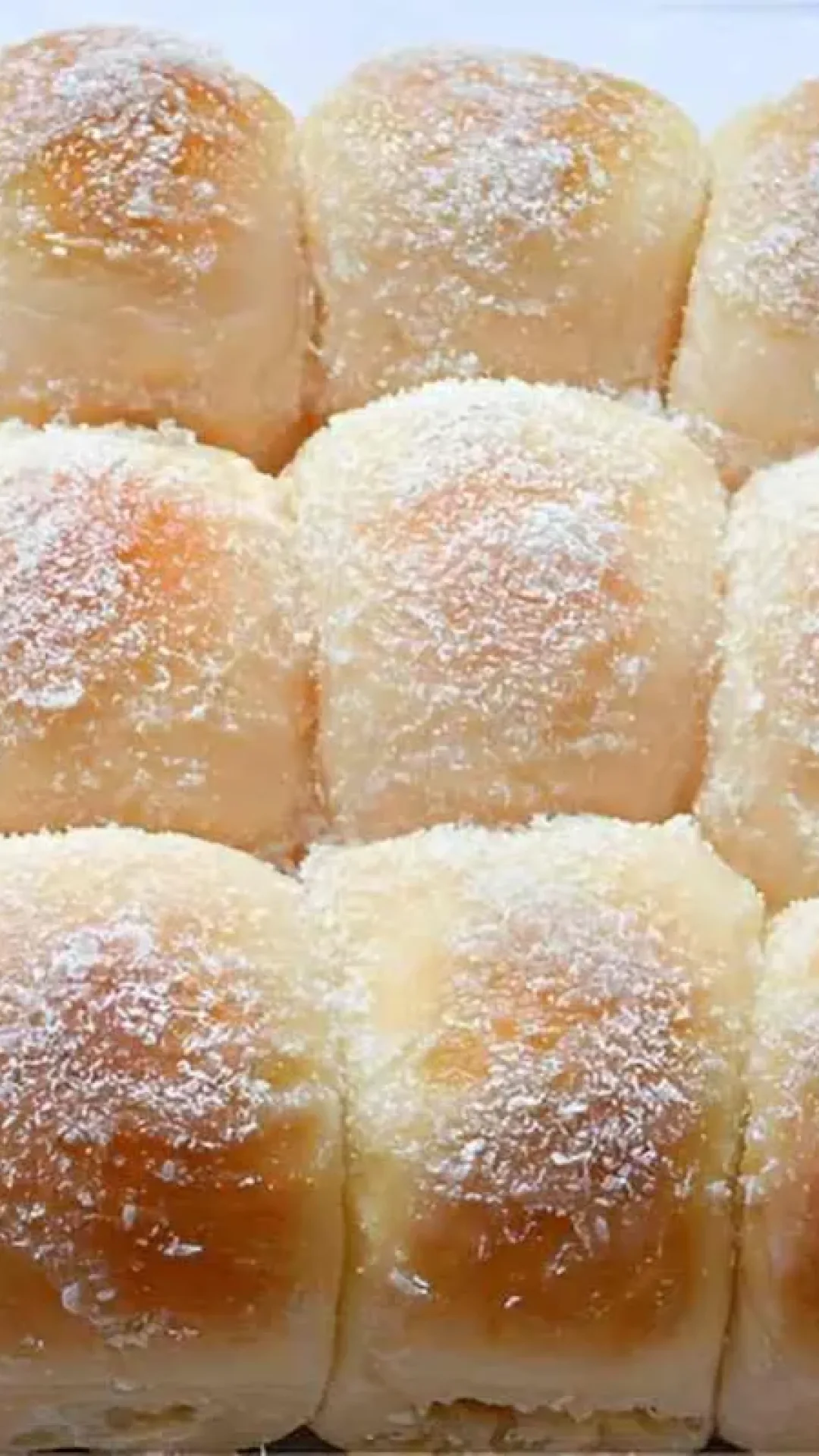 Pão de leite condensado fofinho e delicioso com cobertura de coco ralado
