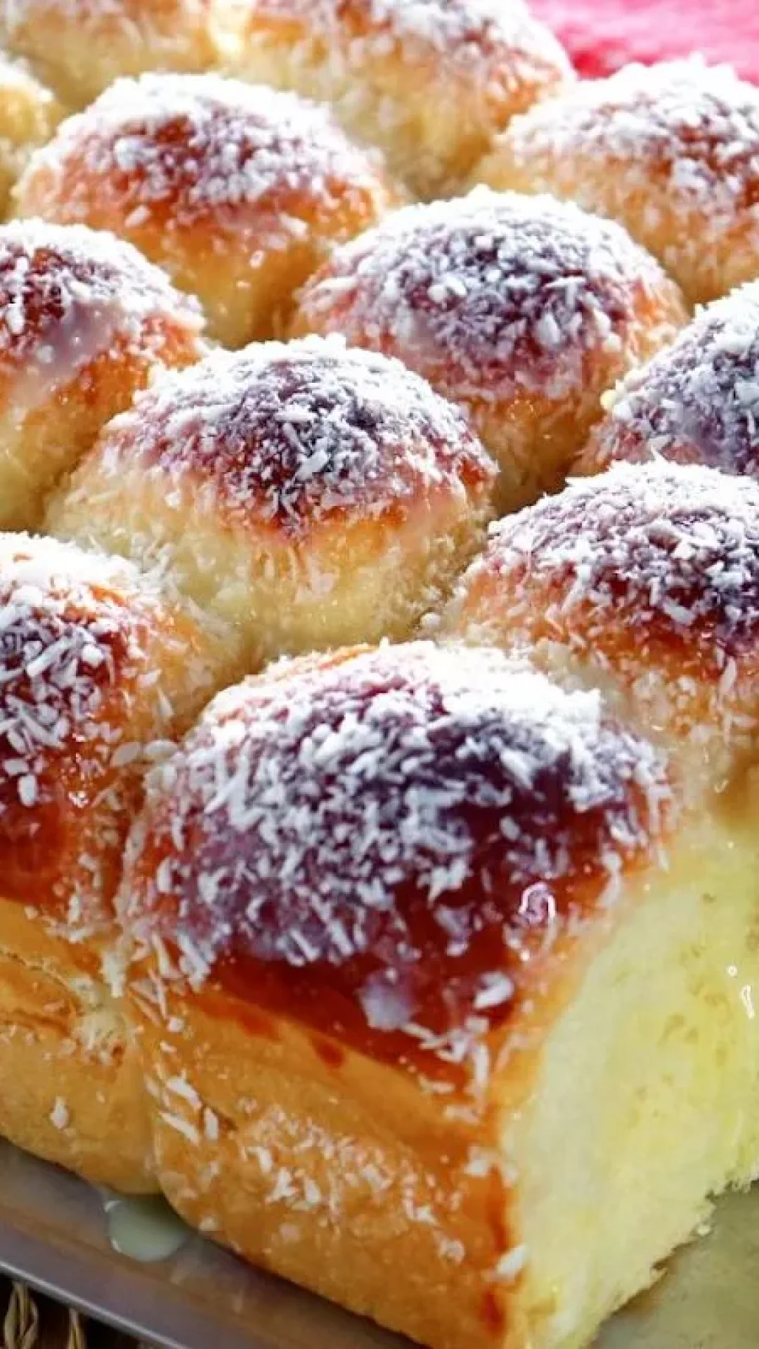 Pão de leite condensado super fofinho e macio, com aquela calda doce por cima que todos amam