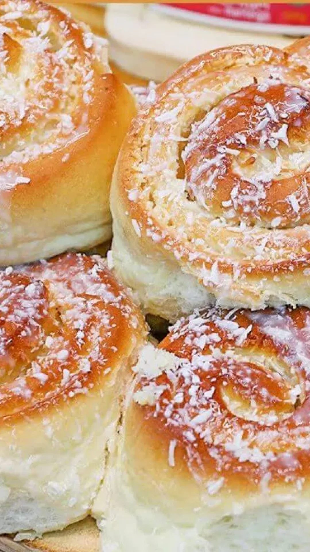 Pão de leite recheado com coco e leite condensado é de comer rezando de tão gostoso