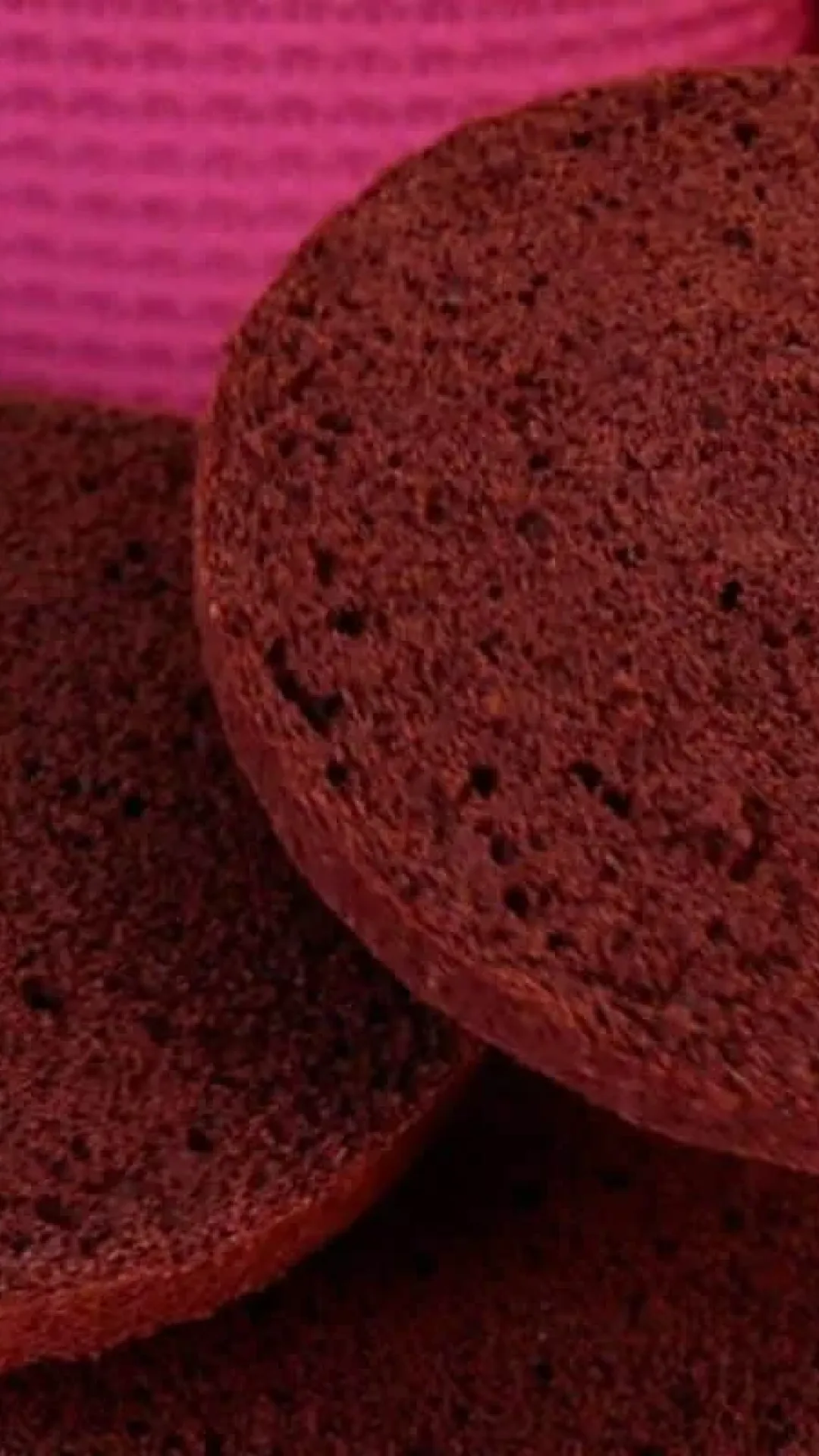 Pão de ló de chocolate fofinho: com 4 ingredientes, sem leite e sem fermento