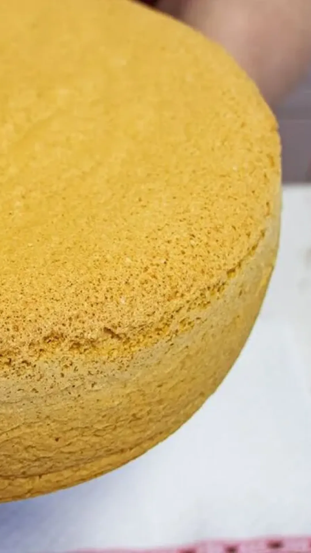 Pão de ló fofinho que nem nuvem e não quebra na hora de rechear: perfeito para fazer bolos de festa