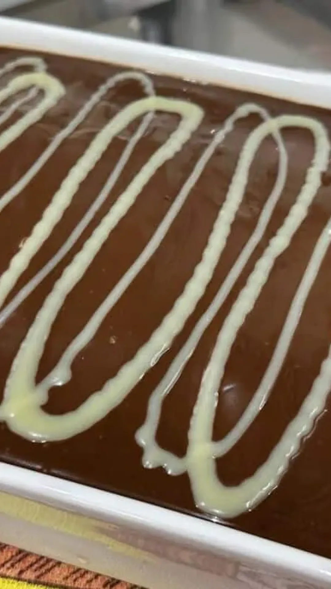 Pão de mel de travessa, uma receita recheada irresistível e muito prática de montar