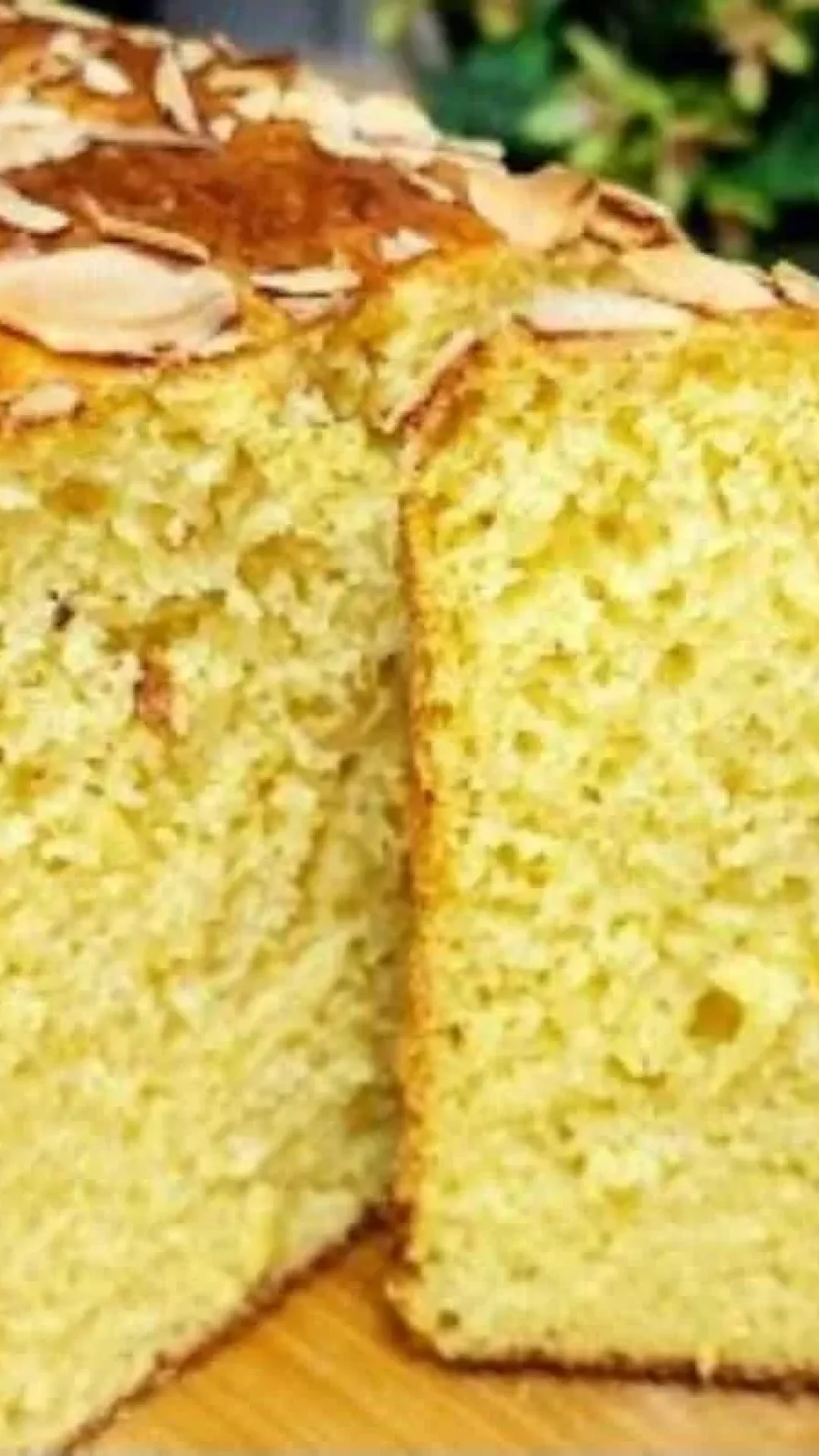 Pão de milho caseiro para comer quentinho com manteiga derretendo e um café quentinho