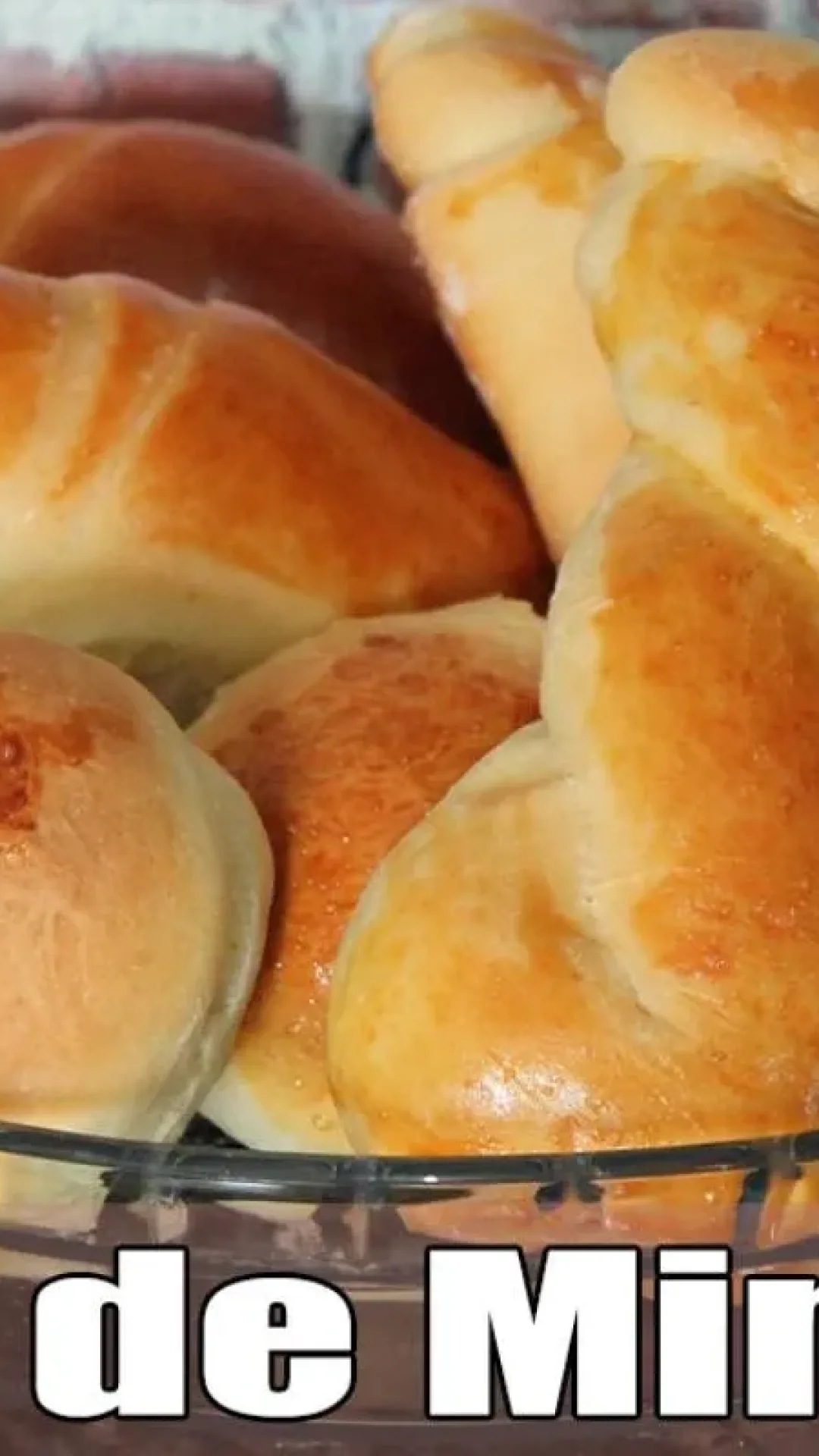 Pão de minuto caseiro e fofinho: já faz agora para servir no seu café de amanhã