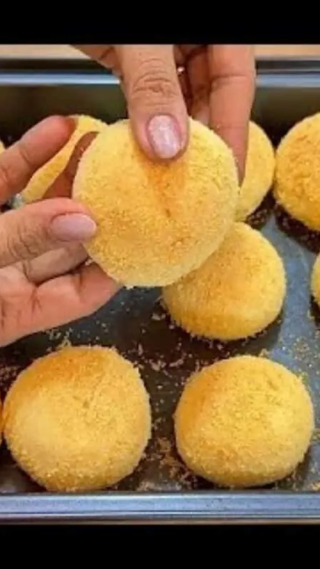 Pão de queijo com flocão de milho, que fica crocante por fora e muito macio por dentro