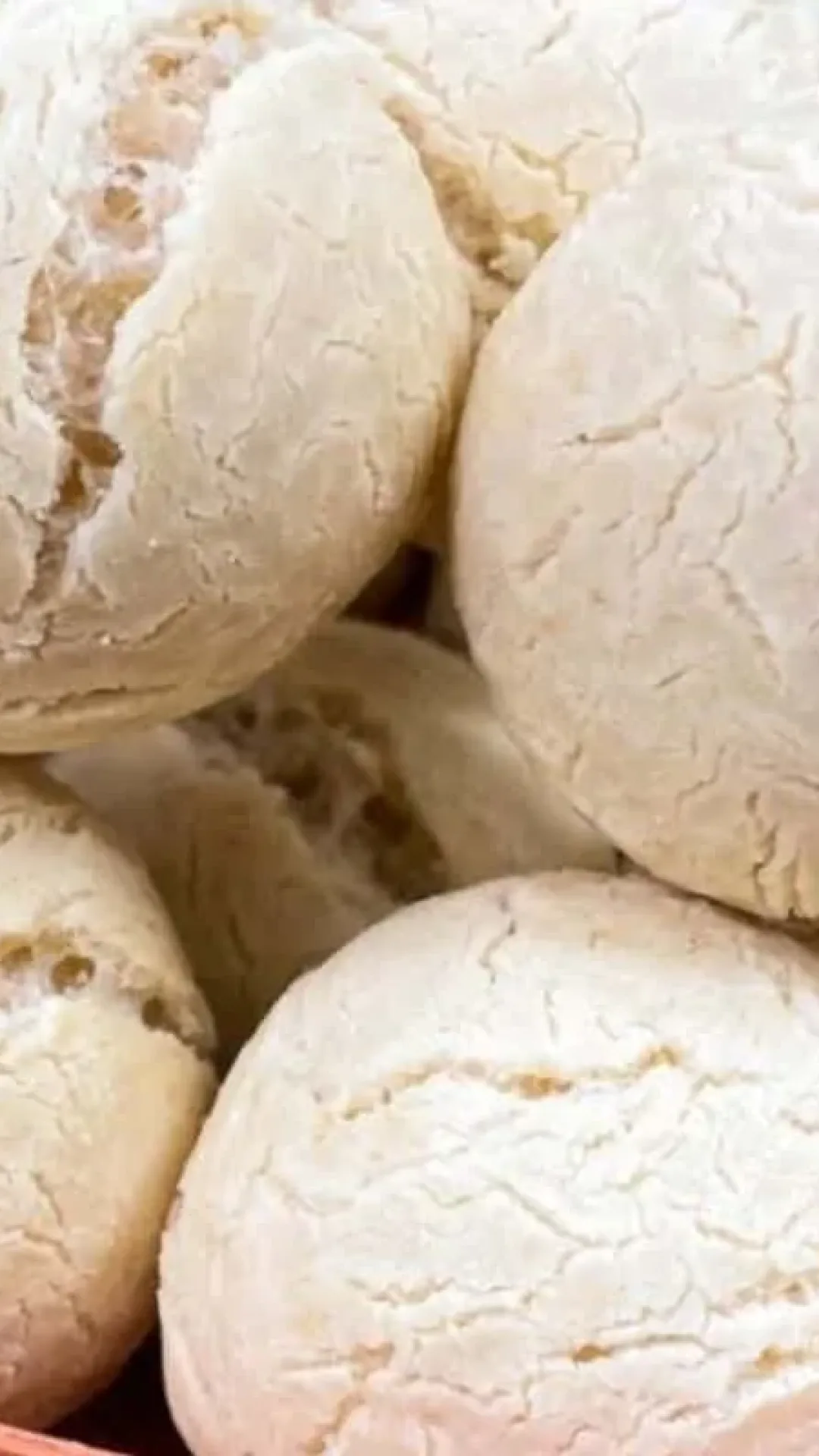 Pão de queijo com massa de mandioca feito sem leite, uma opção saudável e muito crocante