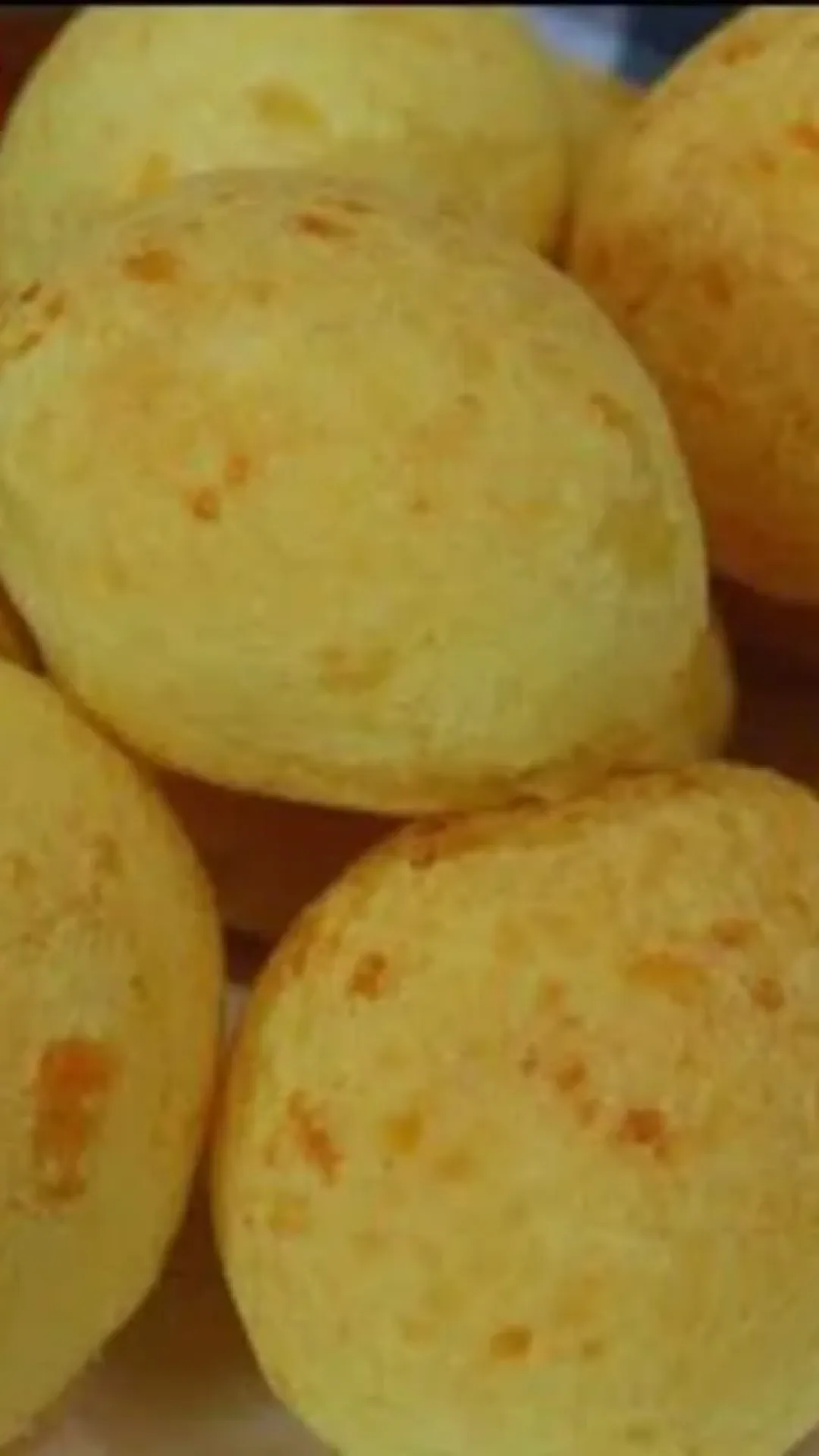 Pão de queijo crocante por fora, macio por dentro e que pode ser congelado