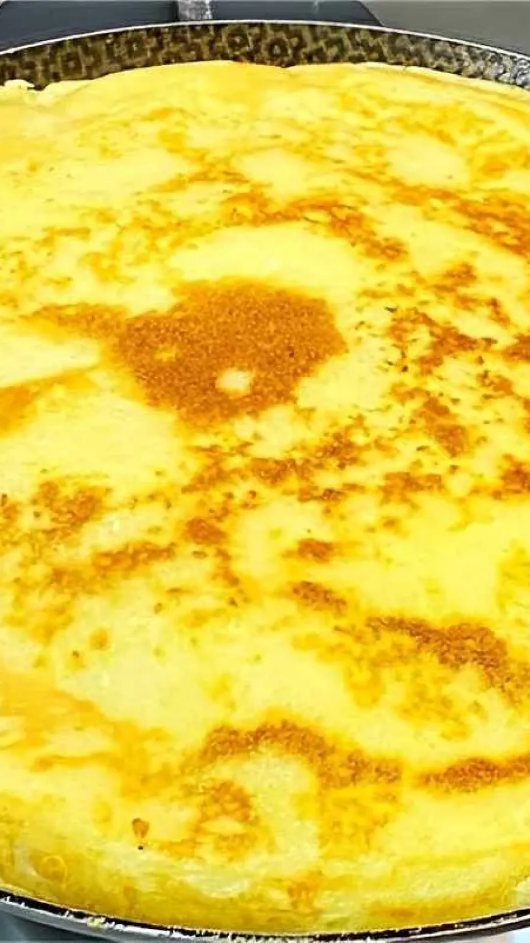 Pão de queijo de frigideira rápido e fácil para o seu café da manhã ser uma delícia