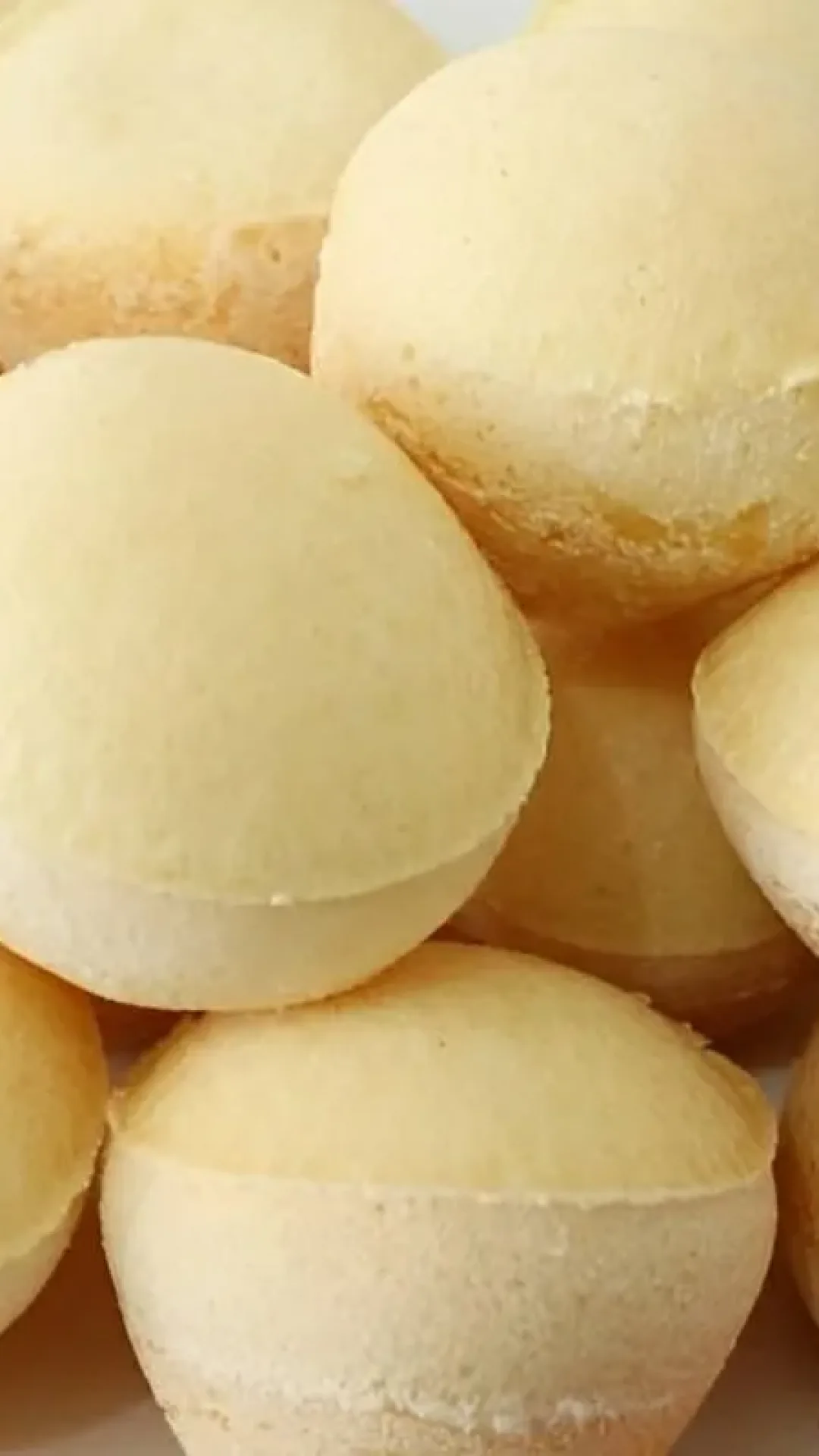 Pão de queijo de liquidificador é só bater os ingredientes colocar nas forminhas e assar
