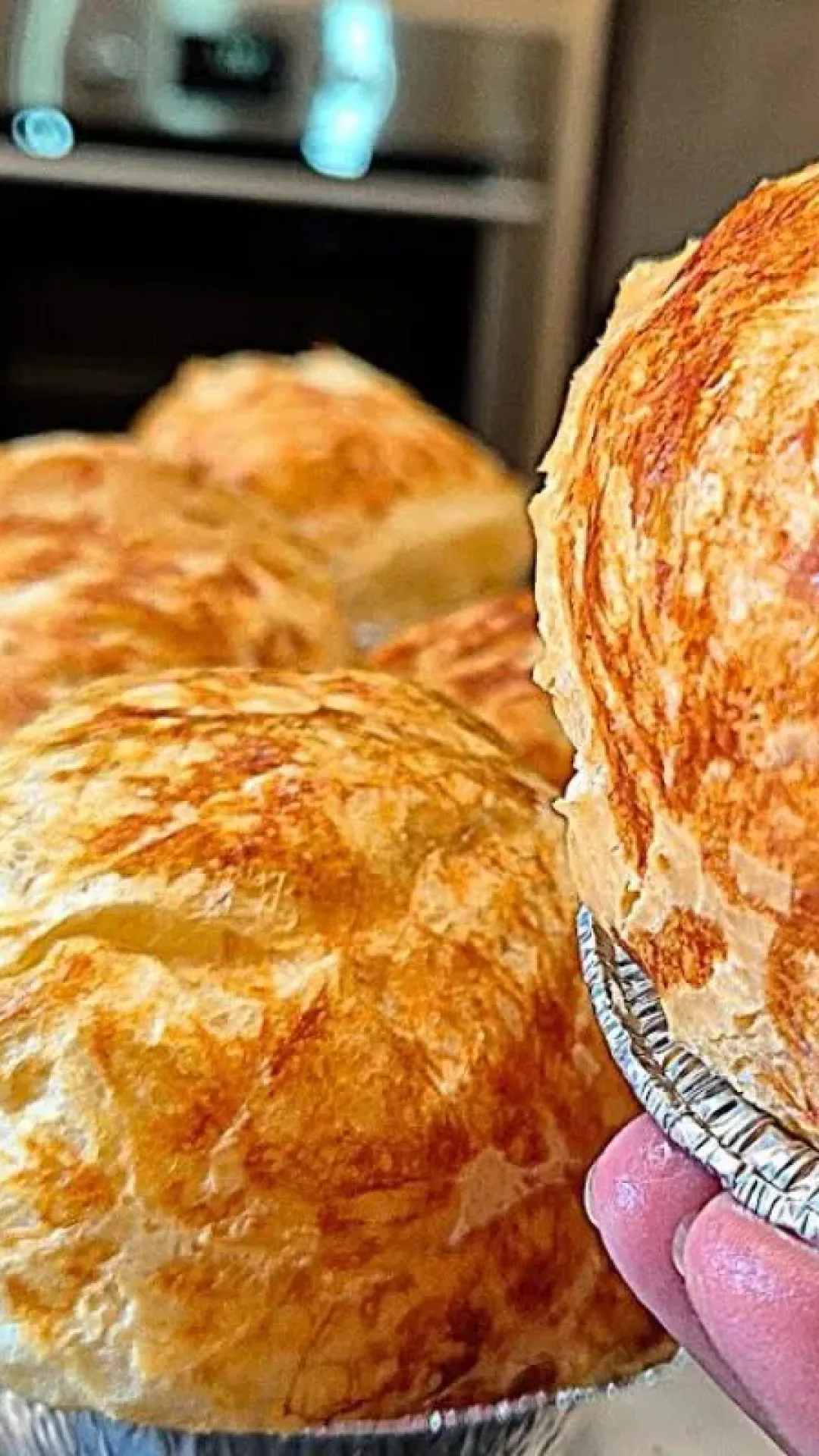 Pão de queijo de liquidificador que é só bater e levar para assar, perfeito para o seu café da manhã