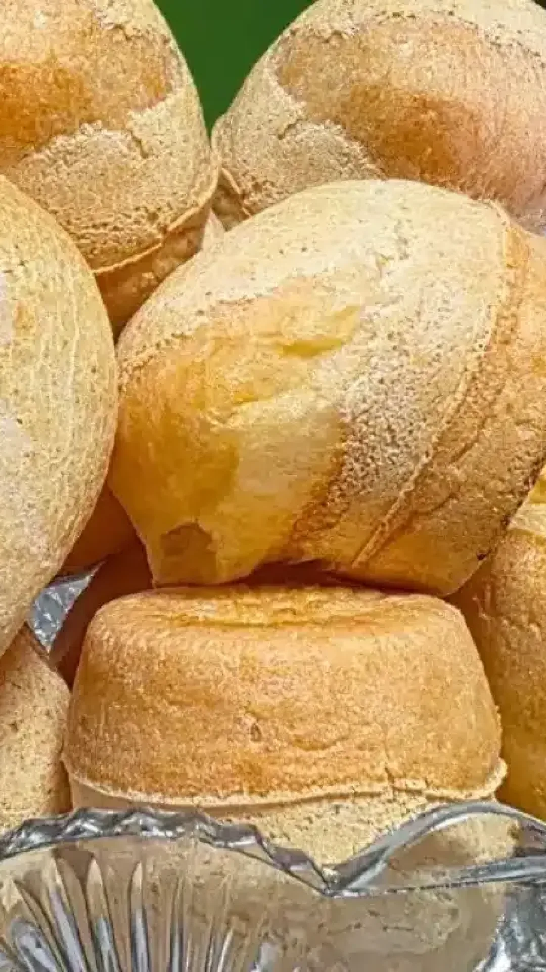 Pão de queijo de padaria bem sequinho por fora e super macio por dentro, para o seu café da manhã