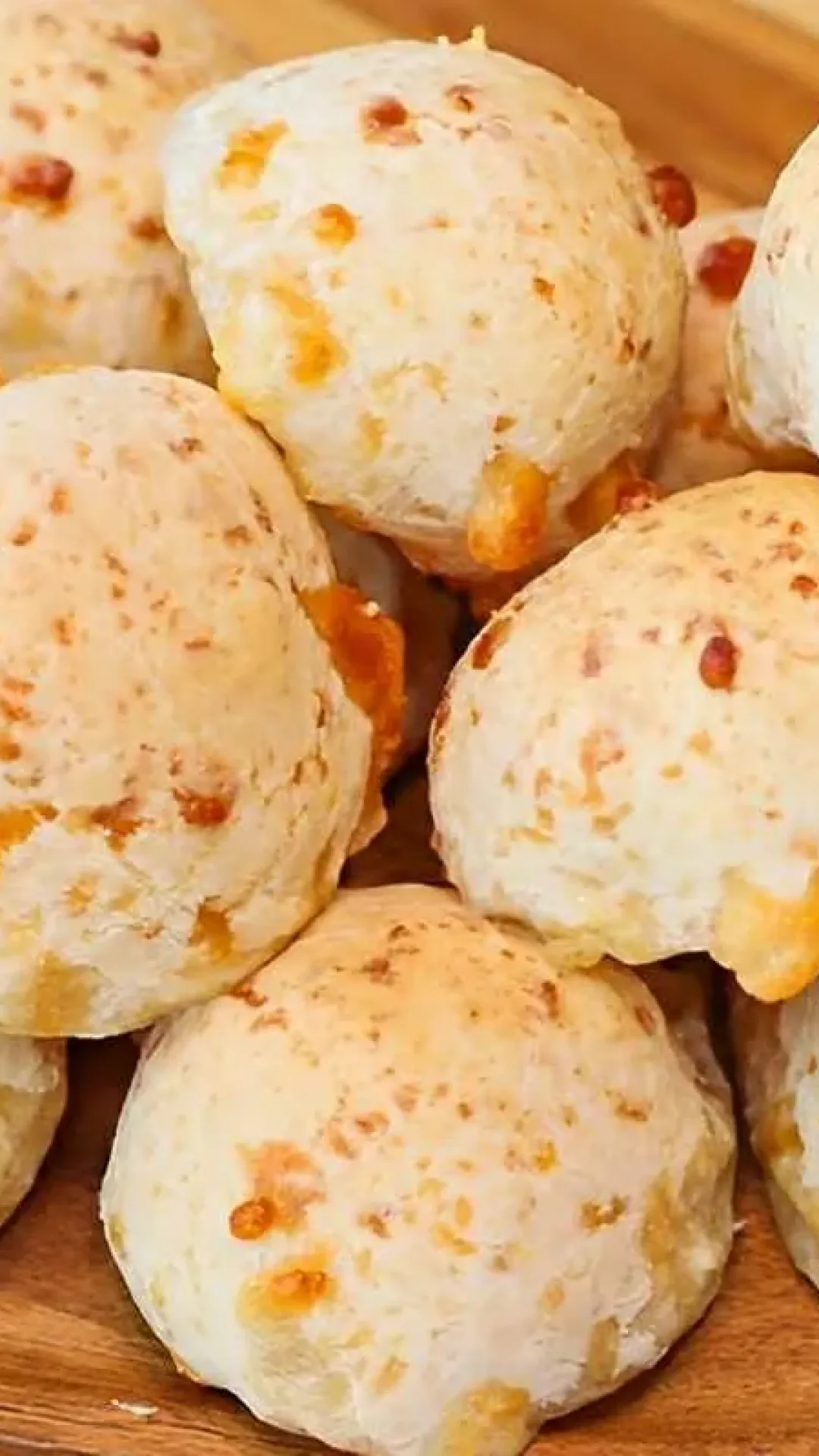 Pão de queijo mexido à mão: não precisa sovar e você coloca na forma às colheradas