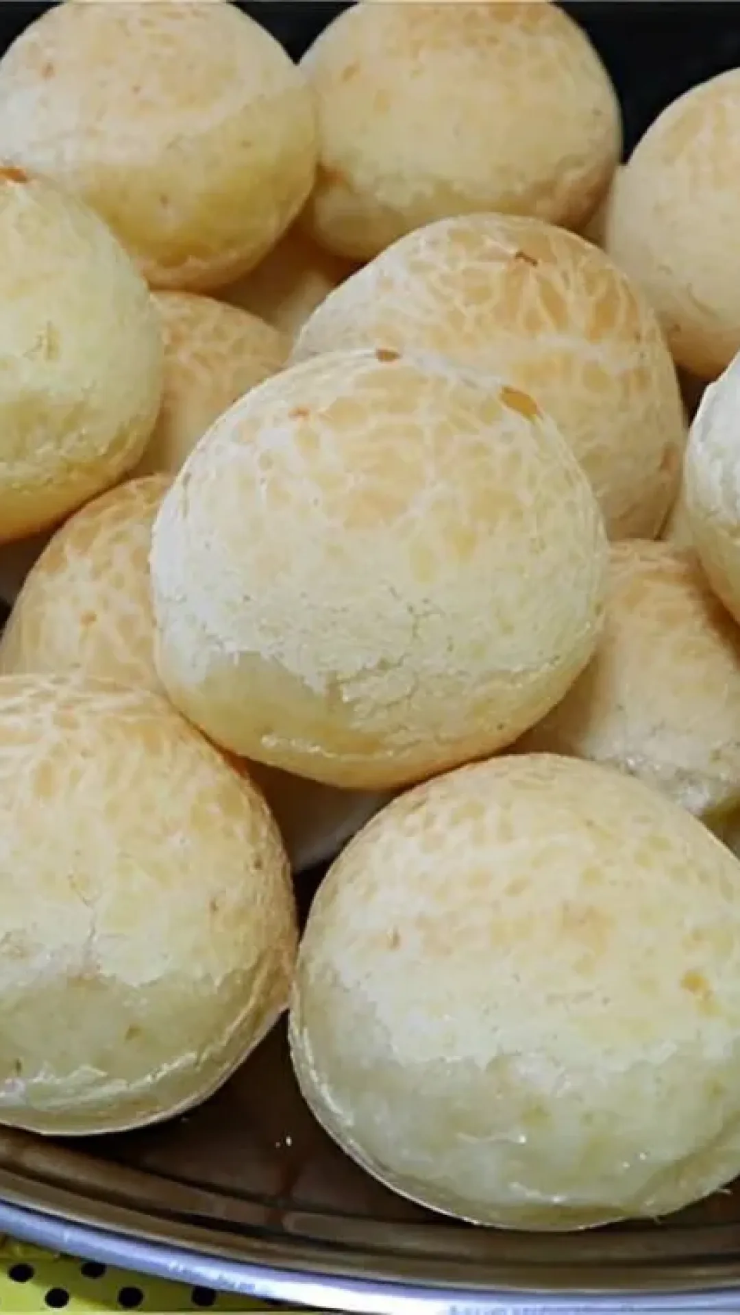 Pão de queijo mineiro fácil e delicioso perfeito para o seu café da manhã ou lanche