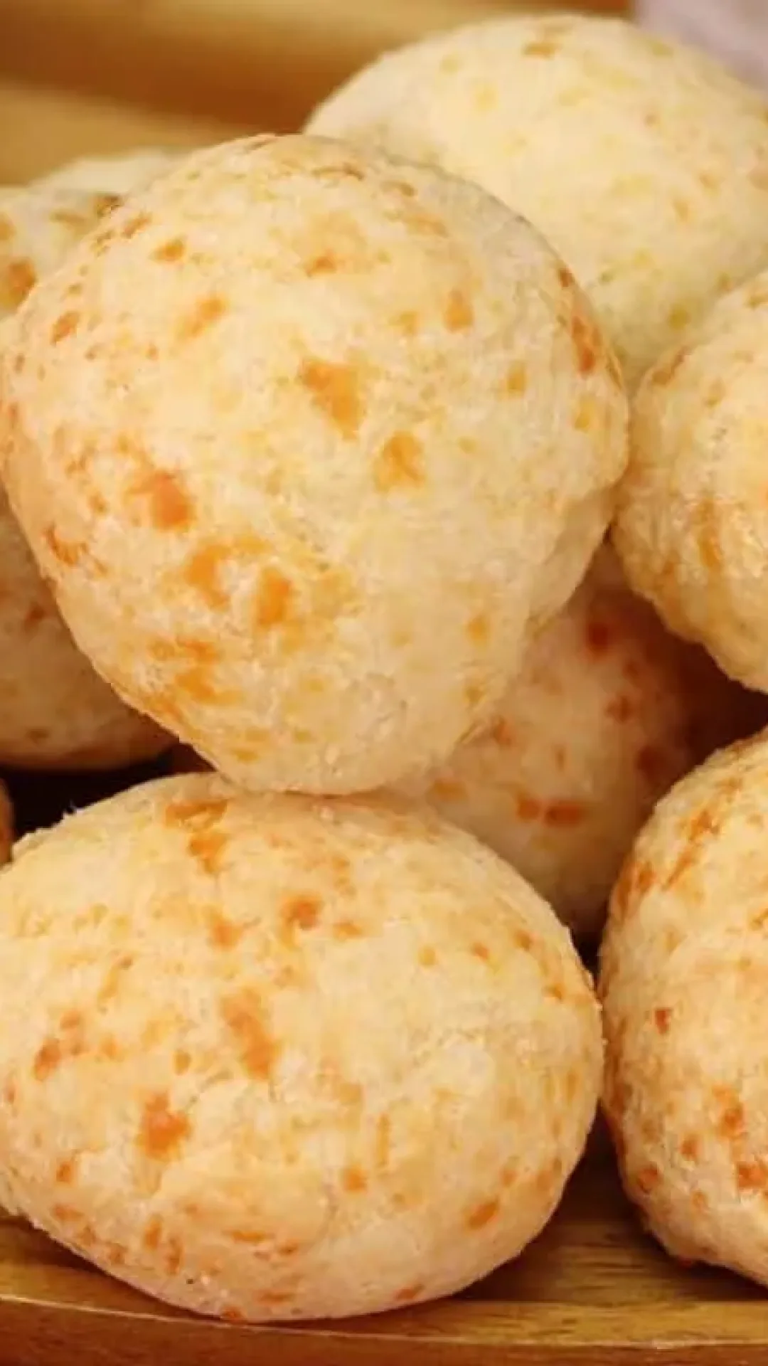 Pão de queijo mineiro verdadeiro com casquinha crocante e não murcha quando tira do forno