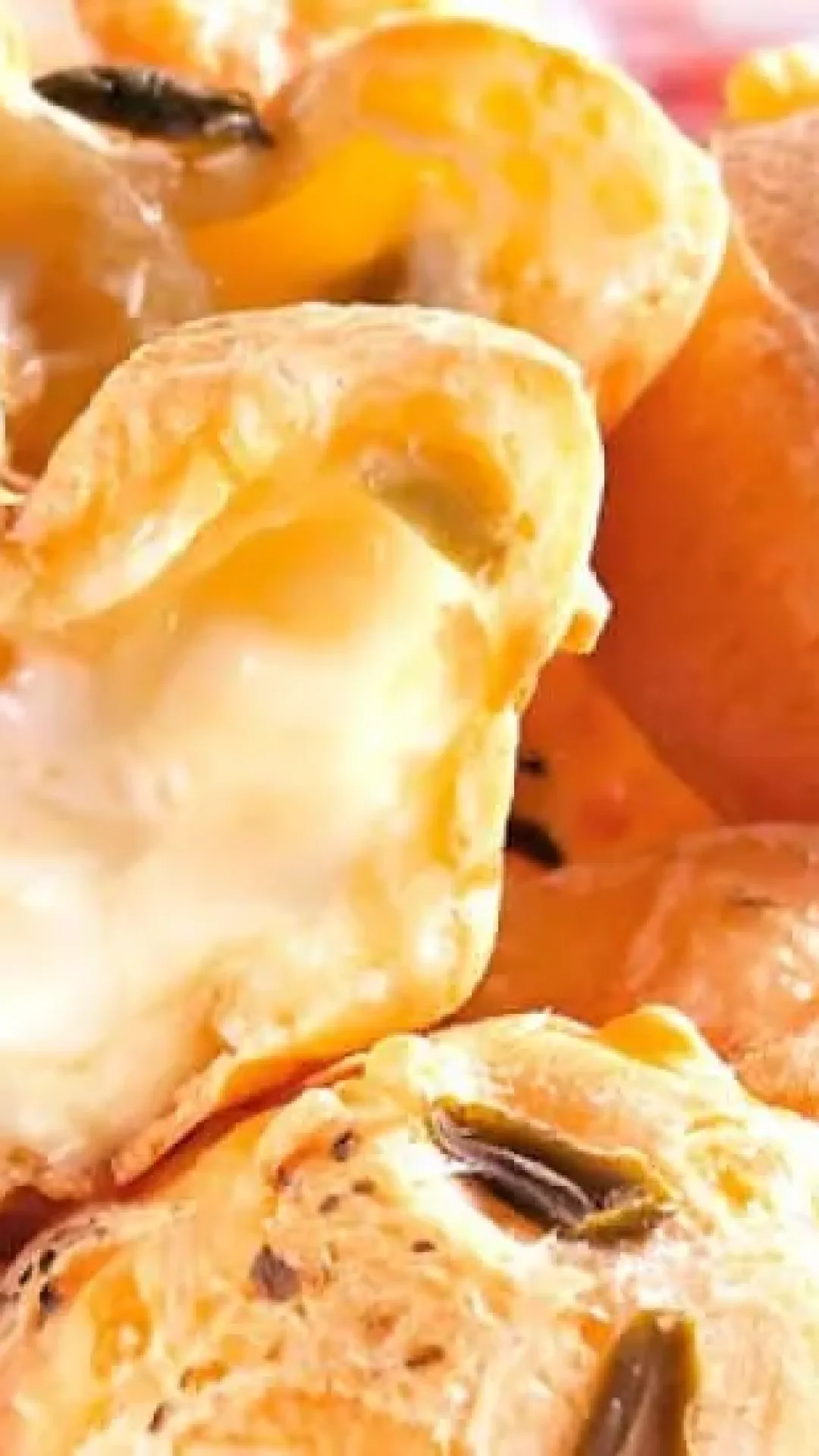 Pão de Queijo Recheado Com azeitonas e Queijo Derretido