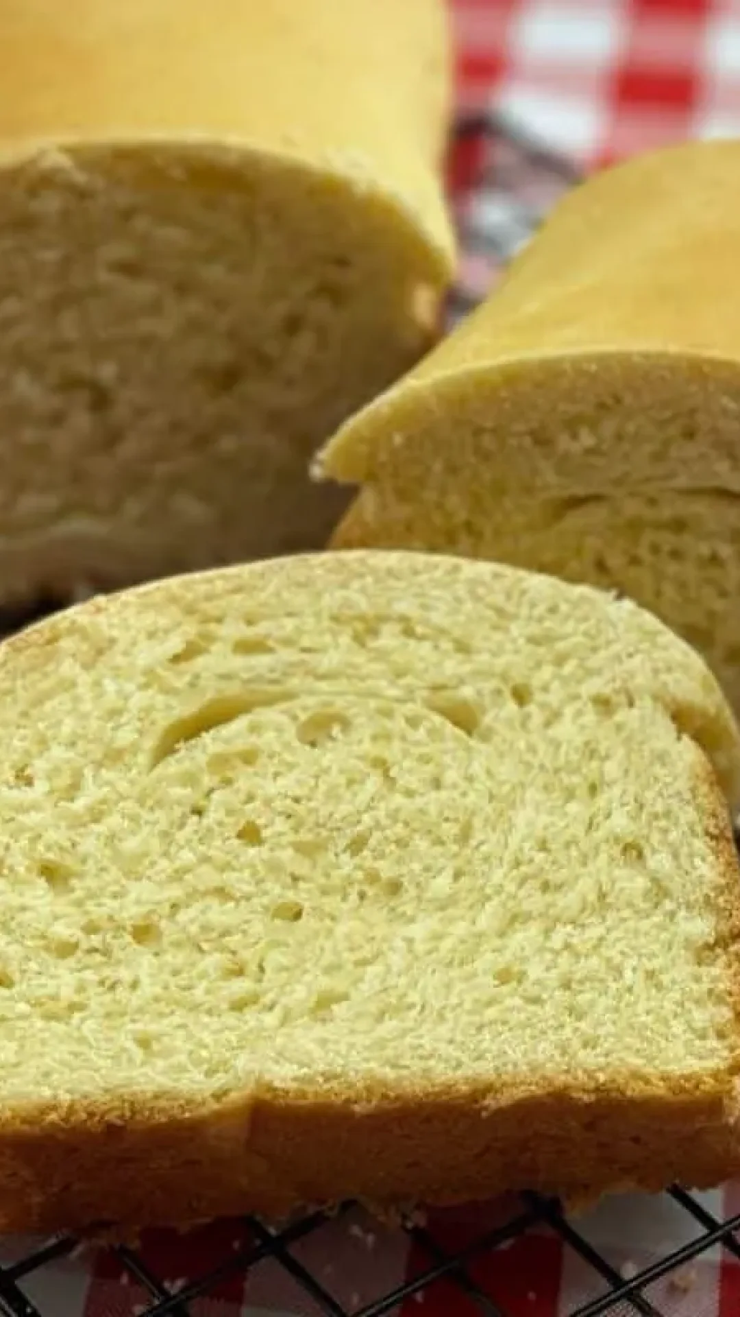 Pão de semolina caseiro que cresce bastante e fica ótimo para seu café da manhã