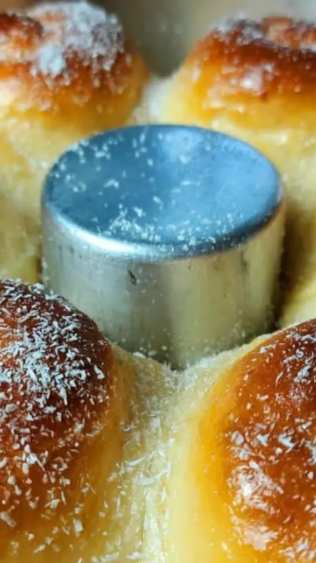 Pão doce caseiro tão fofinho que parece um pedaço de algodão